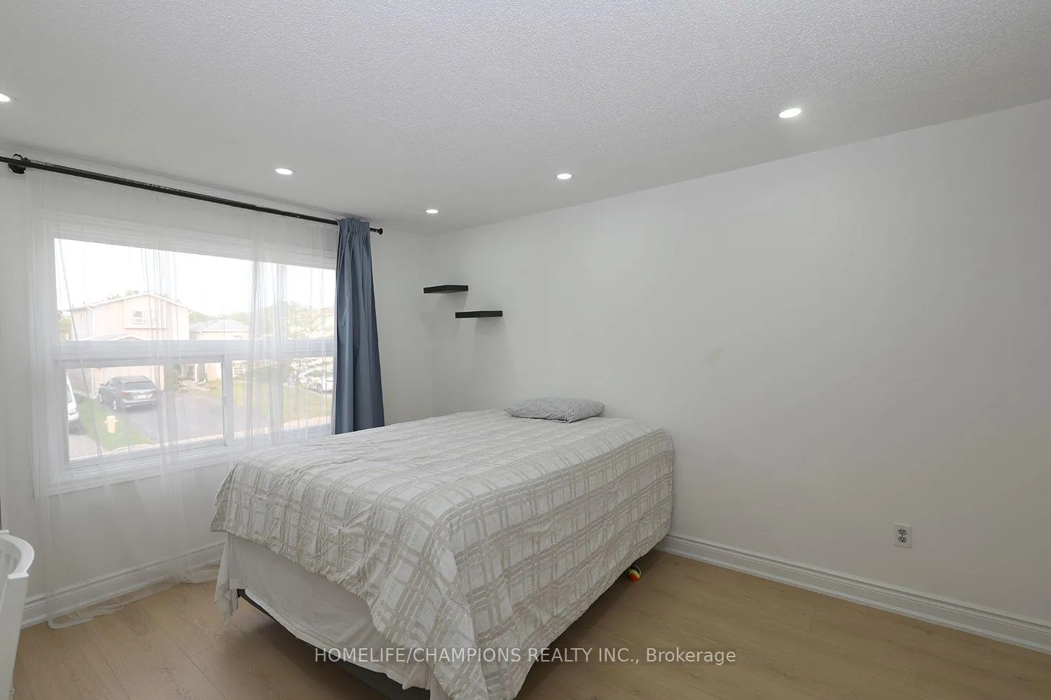Photo 11 of 1428 Outlet Drive, Oshawa, Lakeview — HOMEH