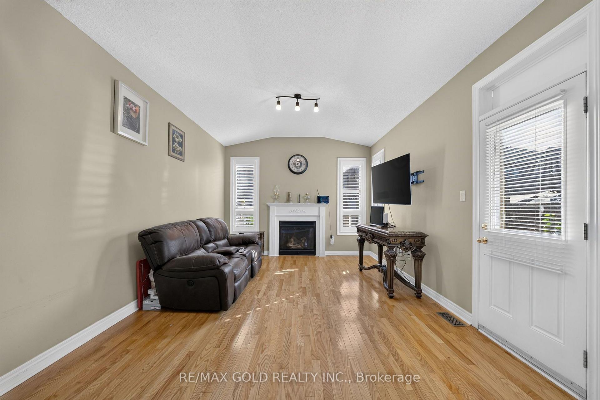 Photo 12 of 104 Everingham Circle, Brampton, Sandringham-Wellington — HOMEH