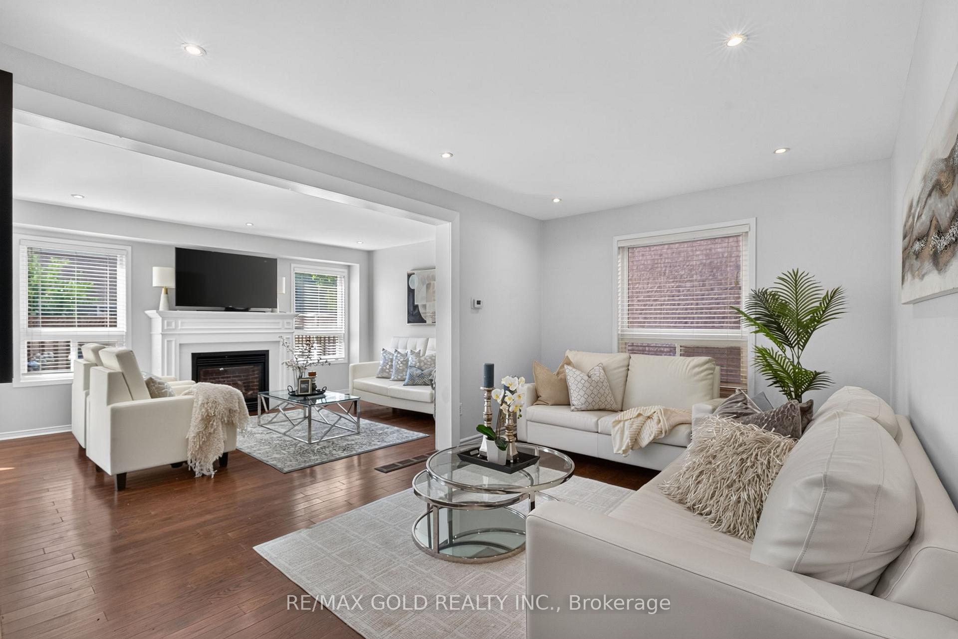 Photo 8 of 40 Dunure Crescent, Brampton, Fletcher's Meadow — HOMEH