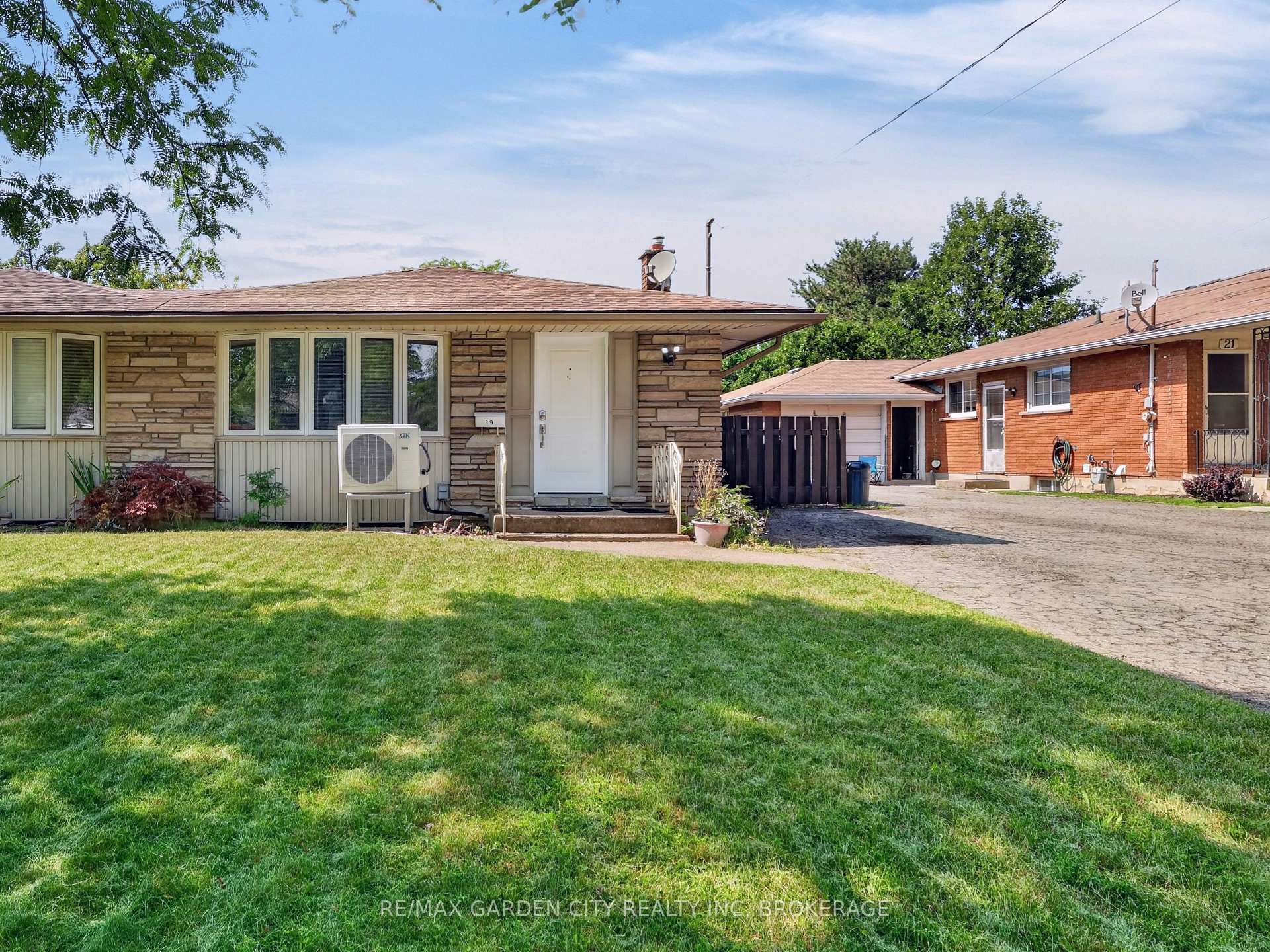 Photo 1 of 19 Black Knight Road, St. Catharines, Lakeport — HOMEH