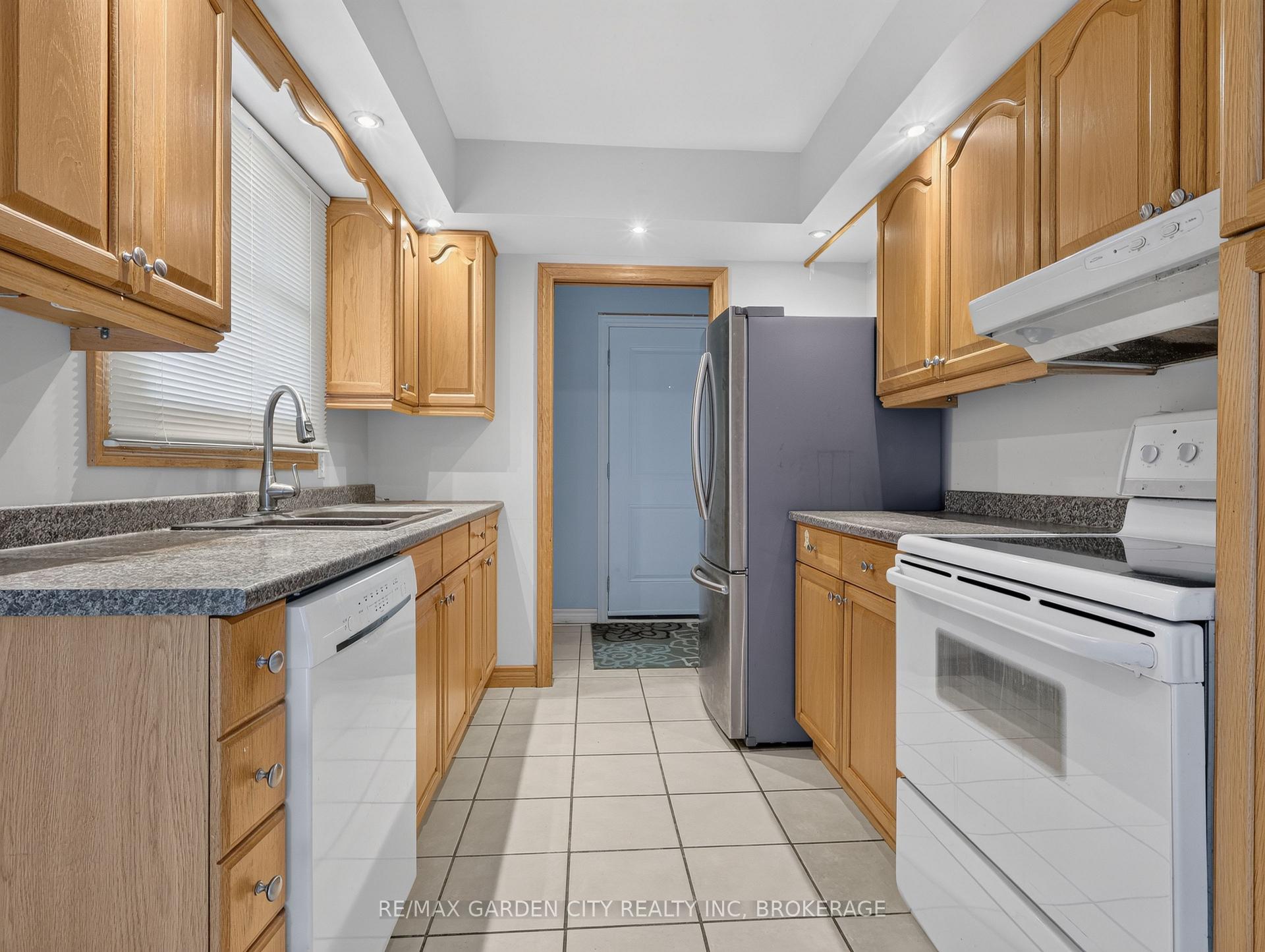 Photo 3 of 19 Black Knight Road, St. Catharines, Lakeport — HOMEH