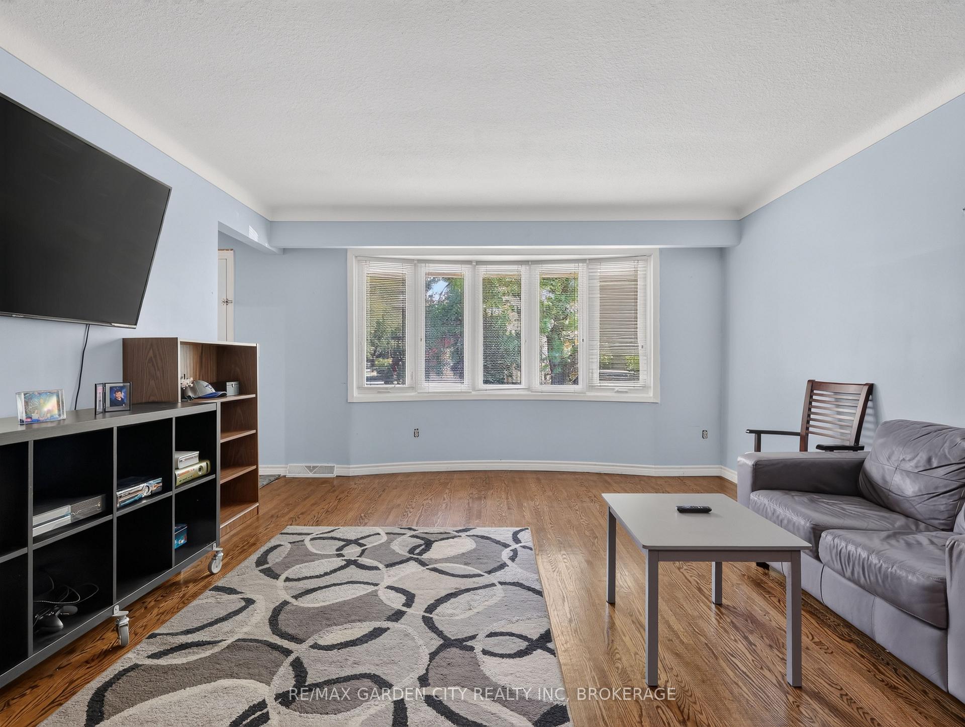 Photo 5 of 19 Black Knight Road, St. Catharines, Lakeport — HOMEH
