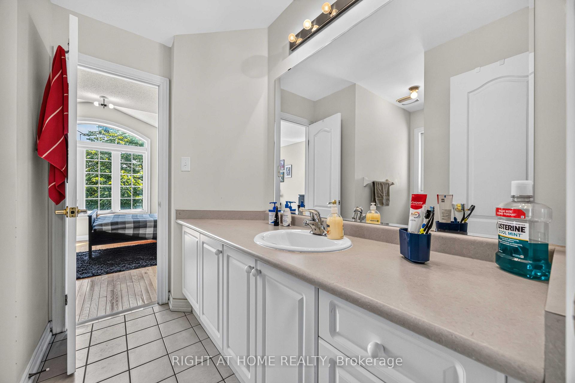 Photo 26 of 41 Foresta Drive, Vaughan, Vellore Village — HOMEH