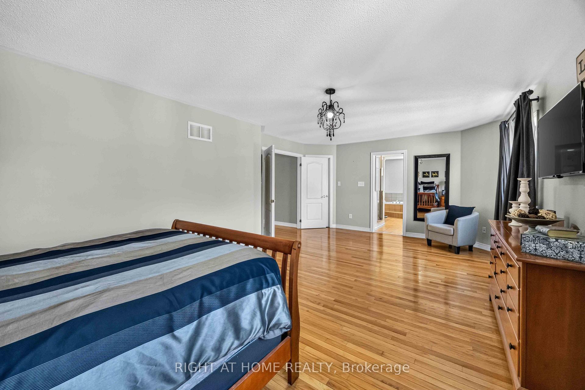 Photo 28 of 41 Foresta Drive, Vaughan, Vellore Village — HOMEH