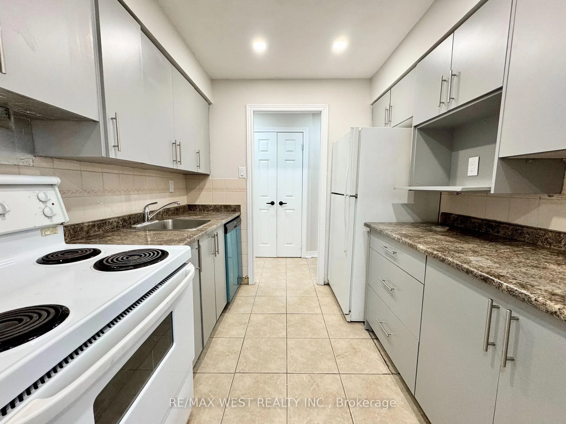 Photo 8 of Unit 709, 3533 Derry Road E, Mississauga, Malton — HOMEH