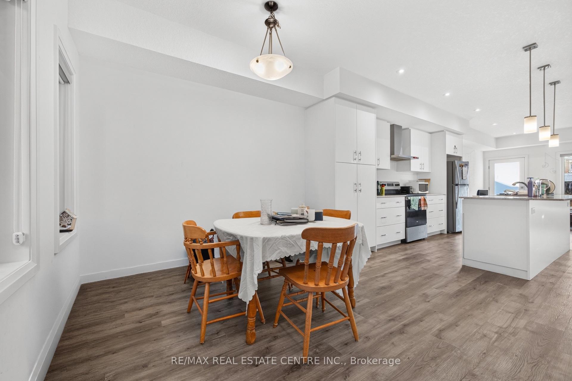 Photo 5 of 34 Lily Lane, Guelph, Clairfields/Hanlon Business Park — HOMEH