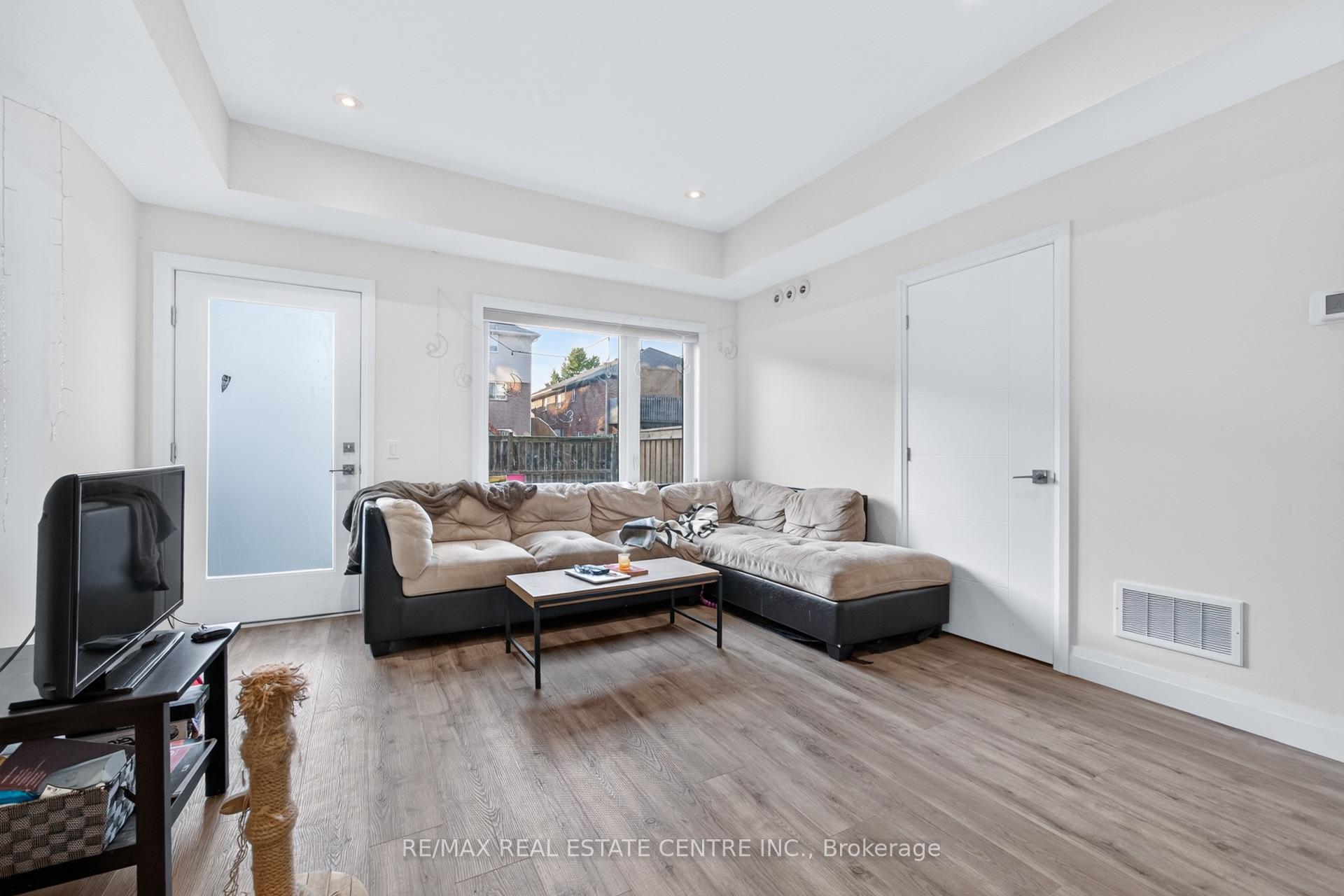 Photo 12 of 34 Lily Lane, Guelph, Clairfields/Hanlon Business Park — HOMEH