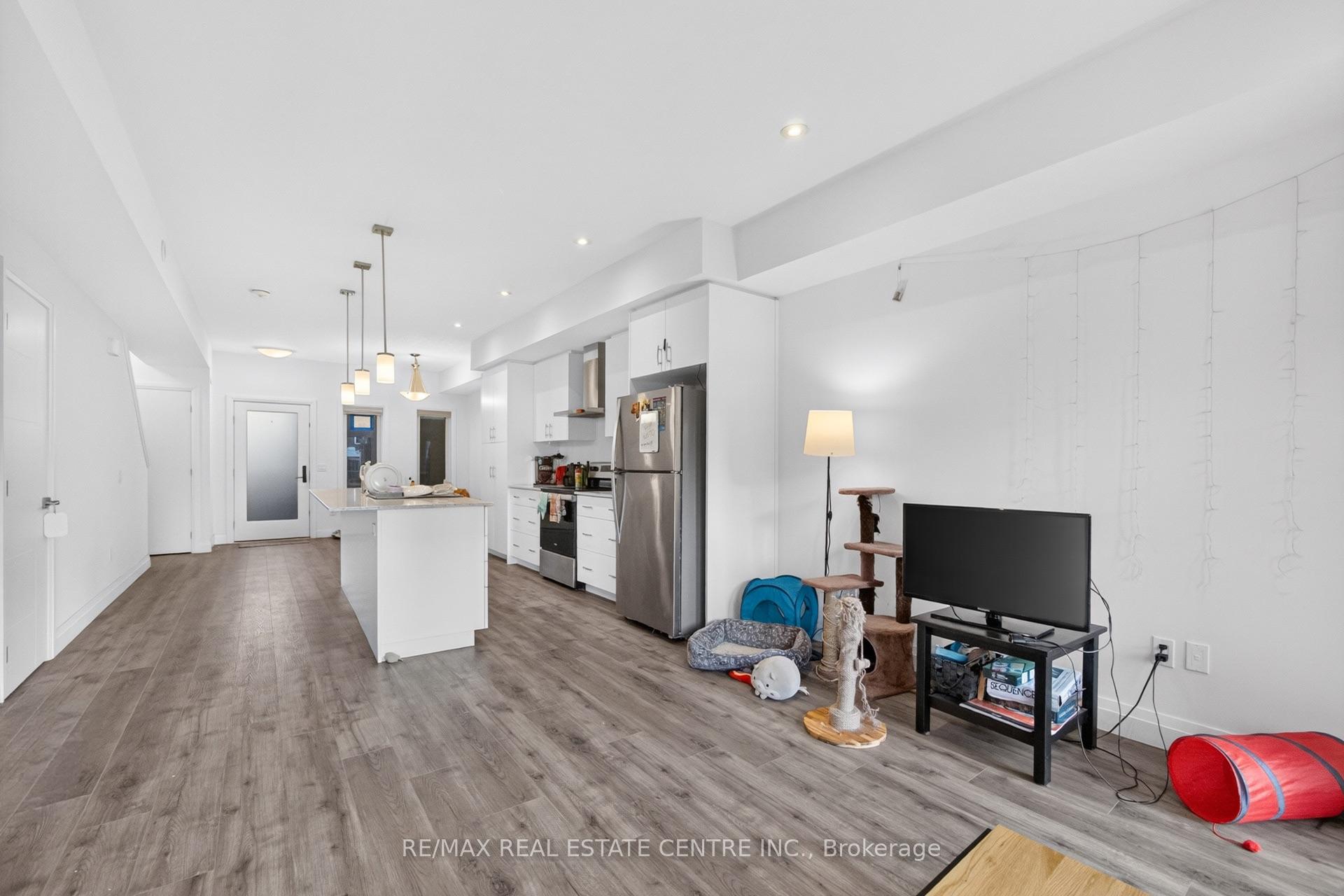 Photo 13 of 34 Lily Lane, Guelph, Clairfields/Hanlon Business Park — HOMEH