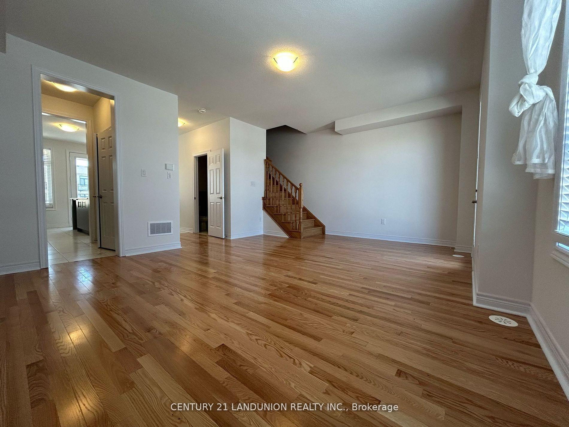 Photo 8 of 111 Mumbai Drive, Markham, Middlefield — HOMEH