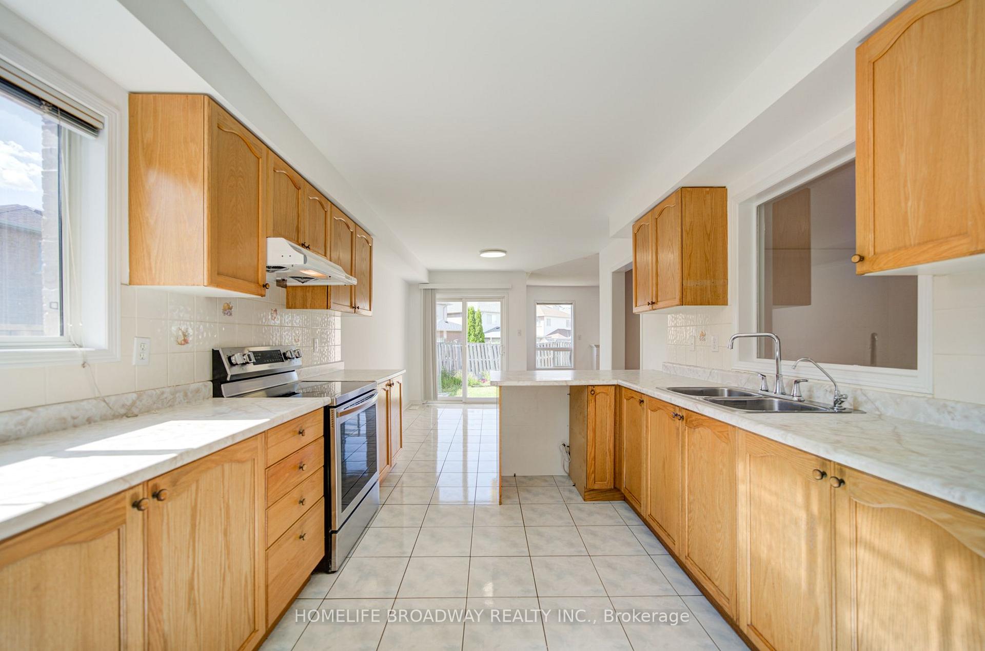 Photo 8 of 16 Raymond Bartlett Avenue, Markham, Village Green-South Unionville — HOMEH