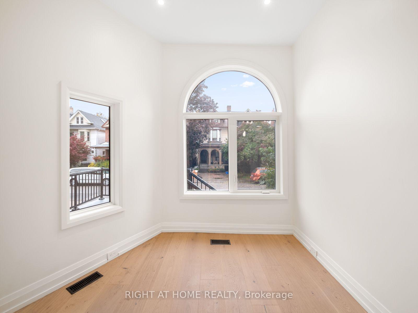 Photo 3 of Unit Unit 1, 94 Concord Avenue E, Toronto, Palmerston-Little Italy — HOMEH