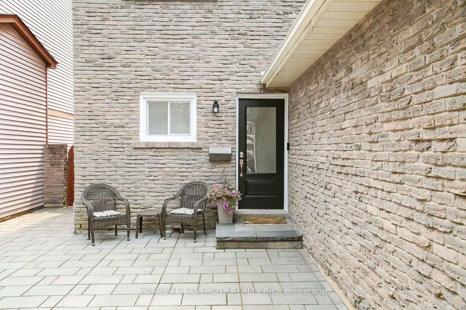 Photo 4 of 21 Mitchell Avenue, Brampton, Heart Lake West — HOMEH