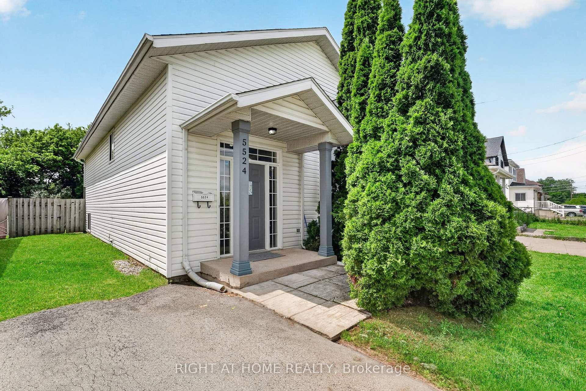 Photo 2 of 5524 Fraser Street, Niagara Falls, Cherrywood — HOMEH