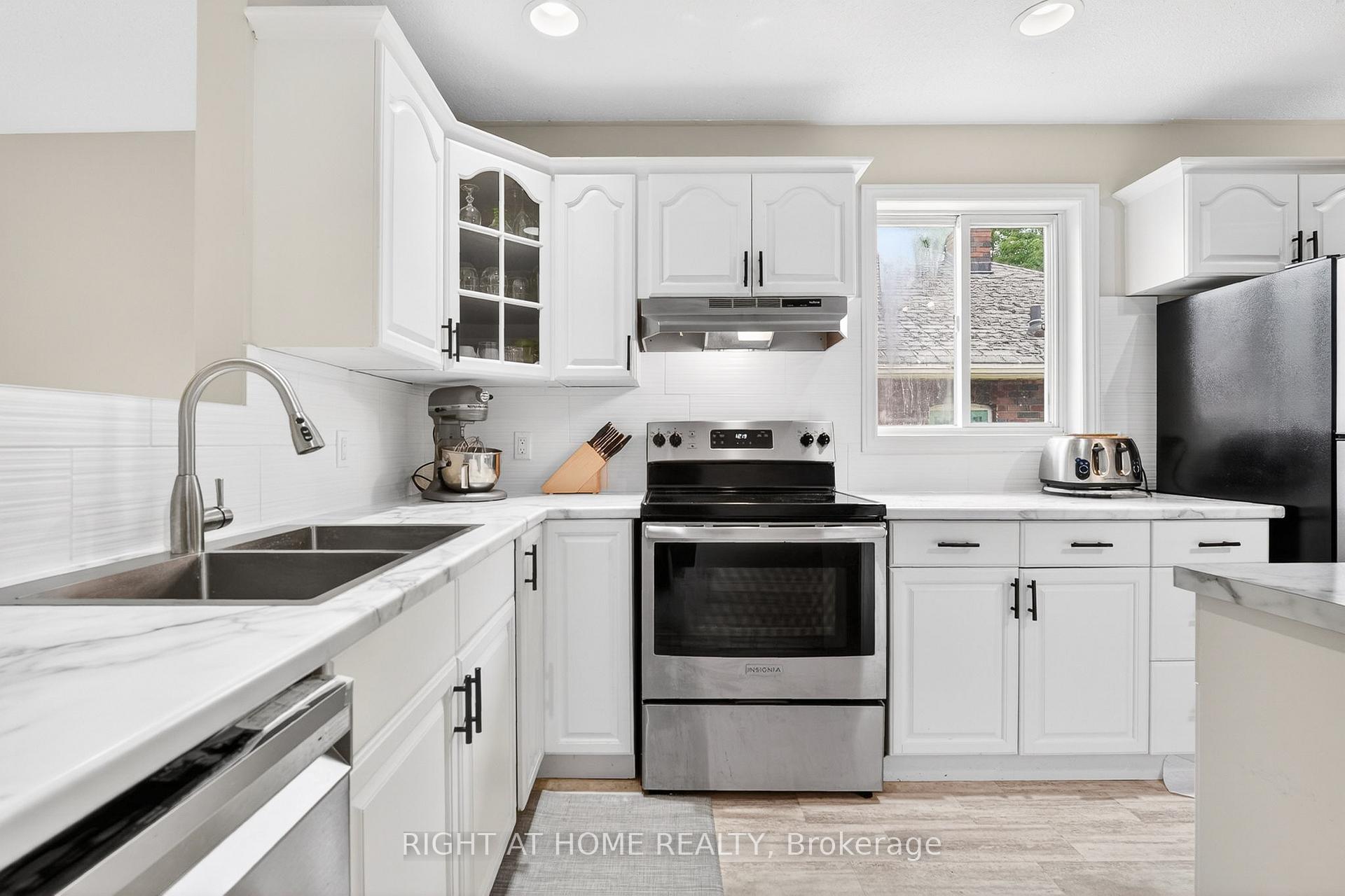 Photo 8 of 5524 Fraser Street, Niagara Falls, Cherrywood — HOMEH