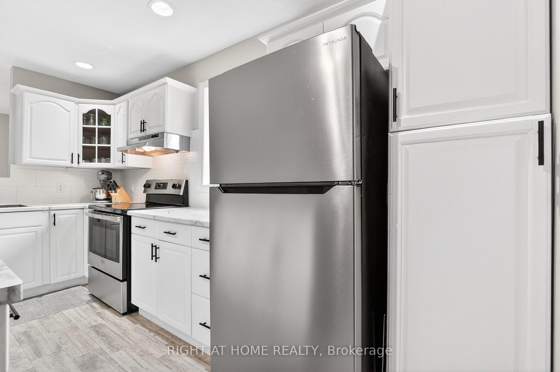 Photo 12 of 5524 Fraser Street, Niagara Falls, Cherrywood — HOMEH