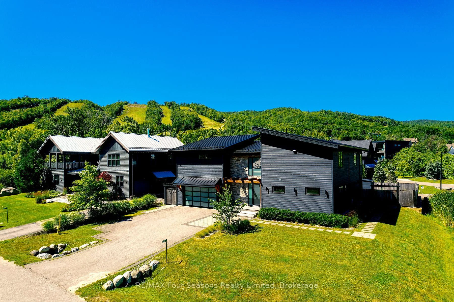 Photo 2 of 116 Arnot Crescent, Blue Mountains — HOMEH