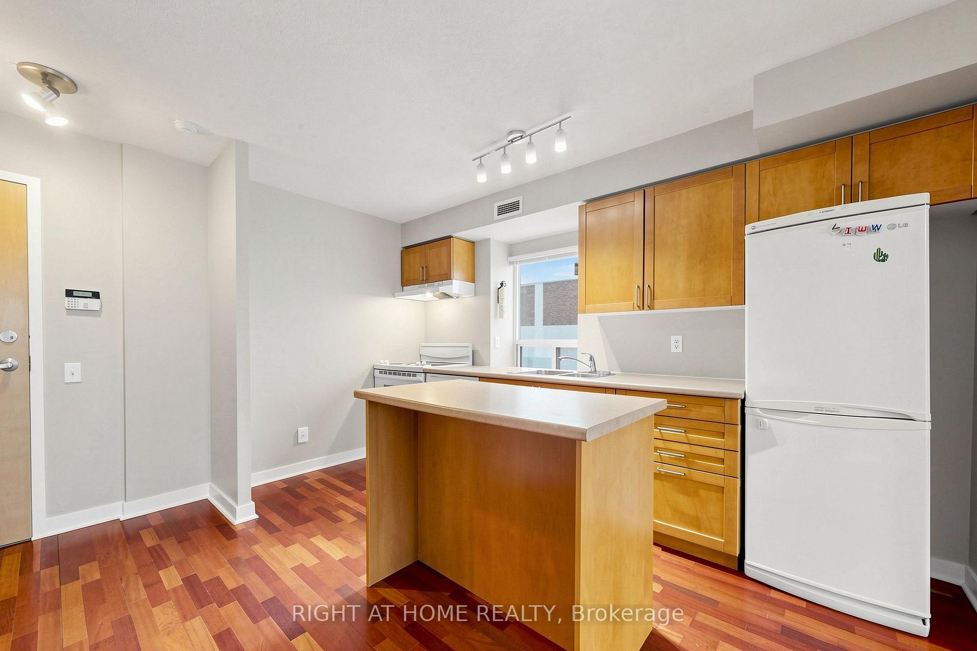 Photo 9 of Unit 501, 77 Lombard Street, Toronto, Church-Yonge Corridor — HOMEH