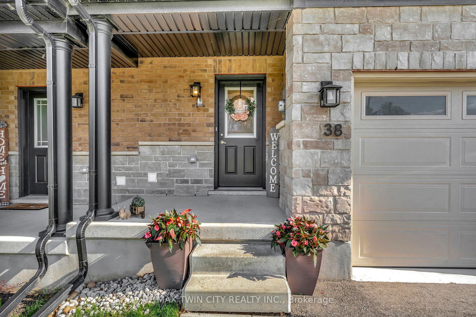 Photo 2 of 38 Bawcutt Crescent, Brant, Paris — HOMEH
