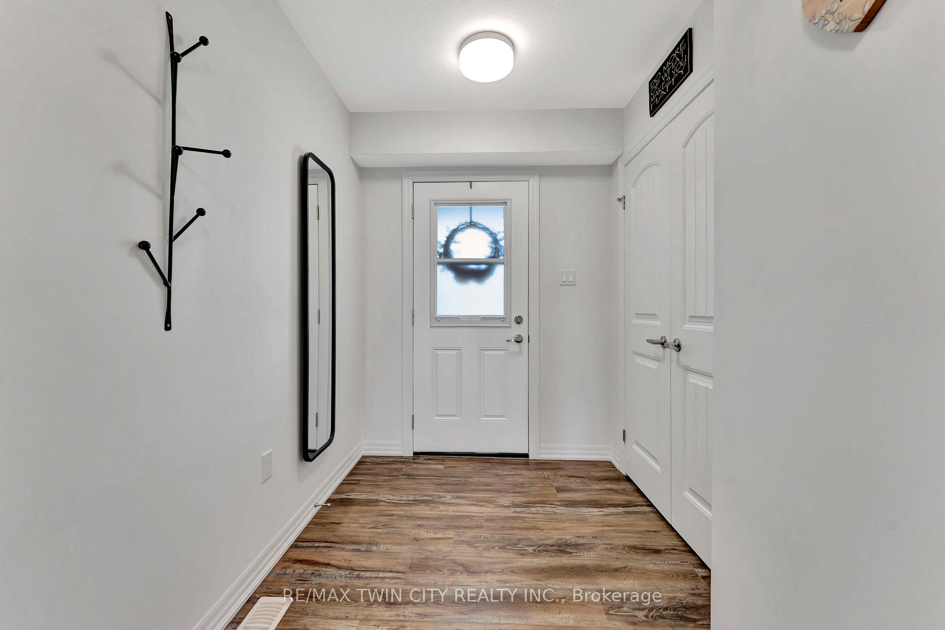 Photo 4 of 38 Bawcutt Crescent, Brant, Paris — HOMEH