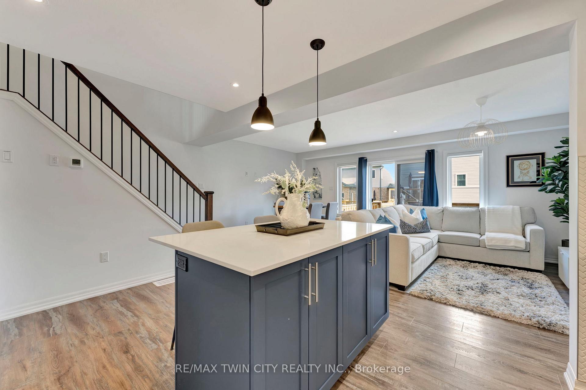 Photo 6 of 38 Bawcutt Crescent, Brant, Paris — HOMEH