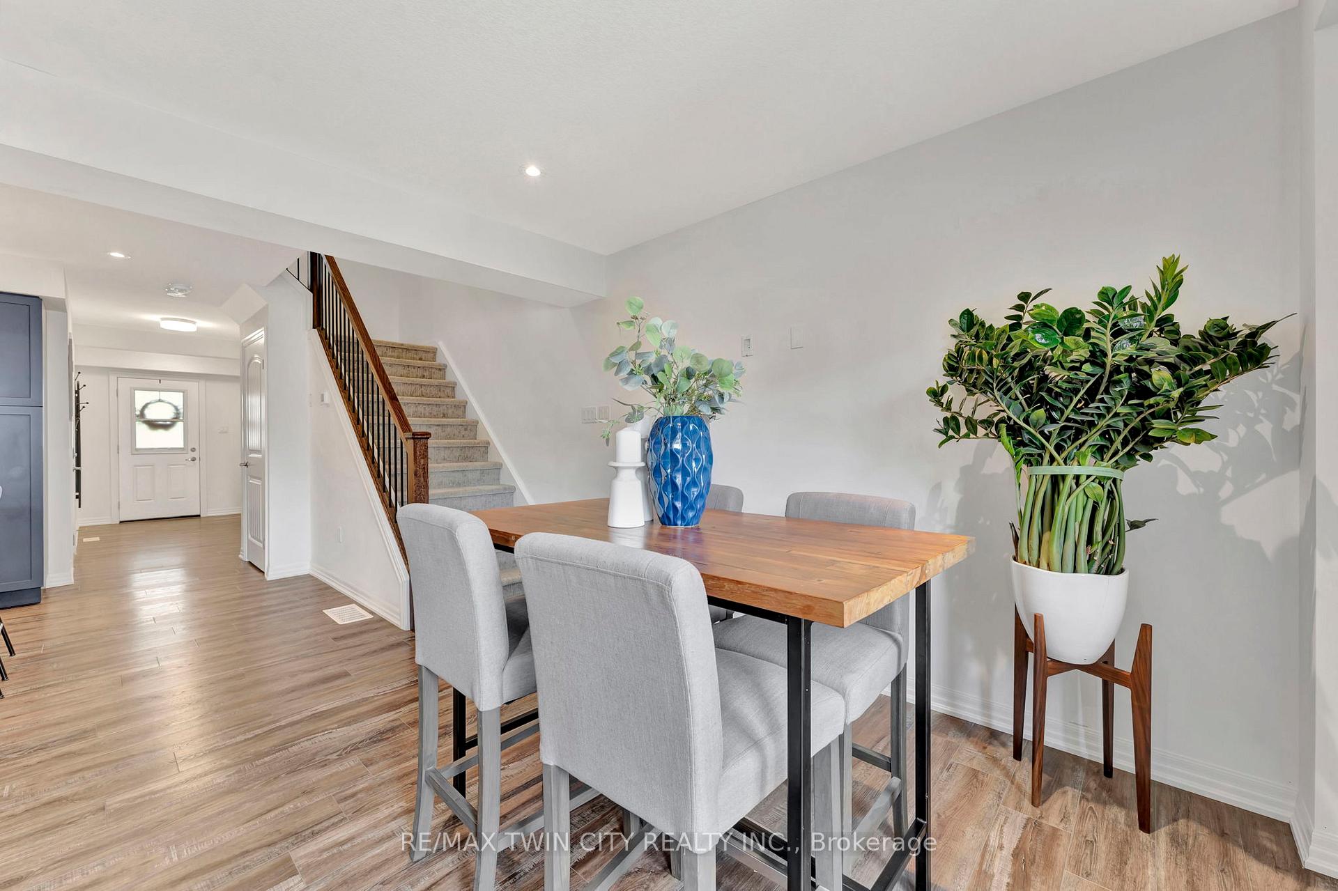 Photo 7 of 38 Bawcutt Crescent, Brant, Paris — HOMEH