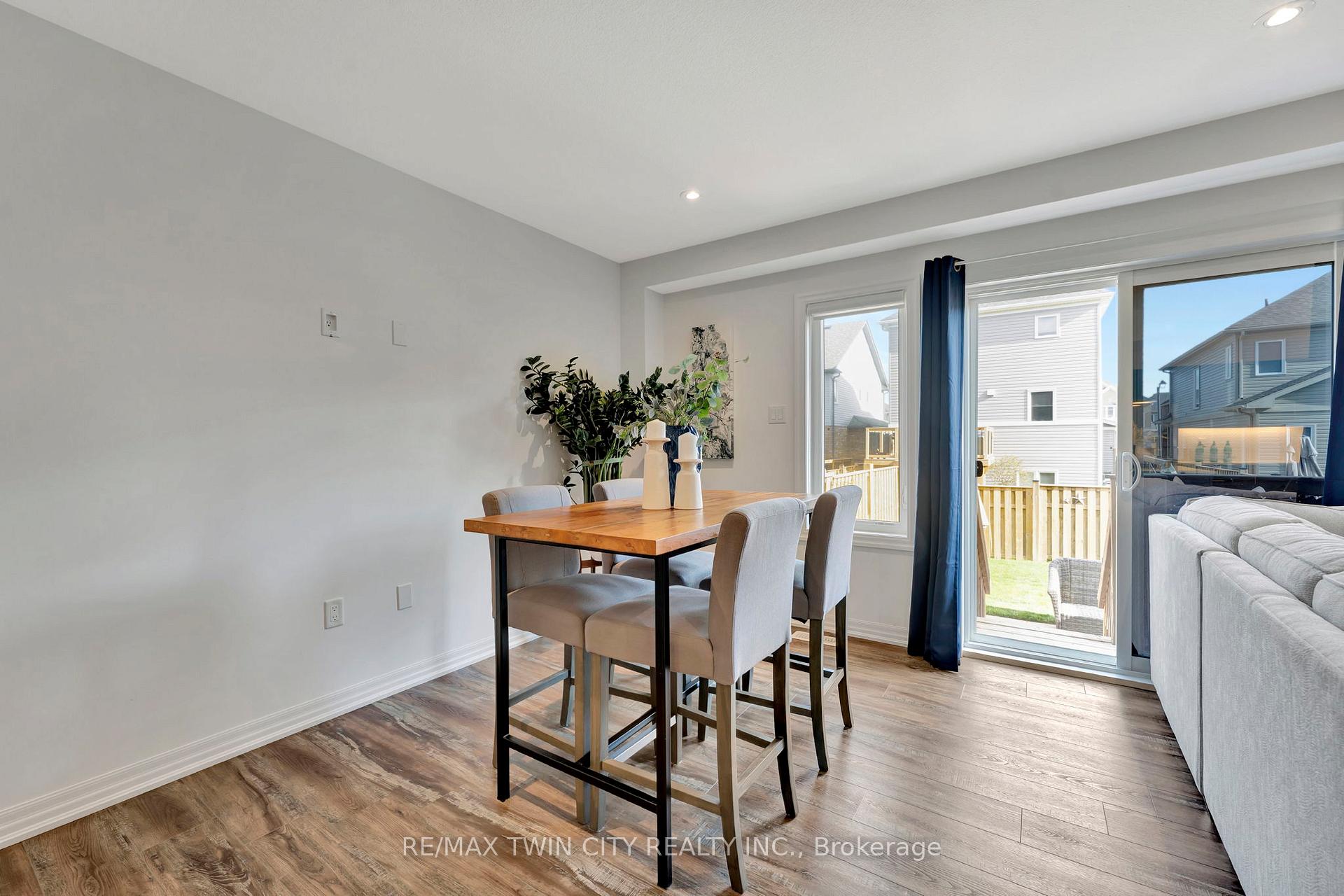 Photo 8 of 38 Bawcutt Crescent, Brant, Paris — HOMEH