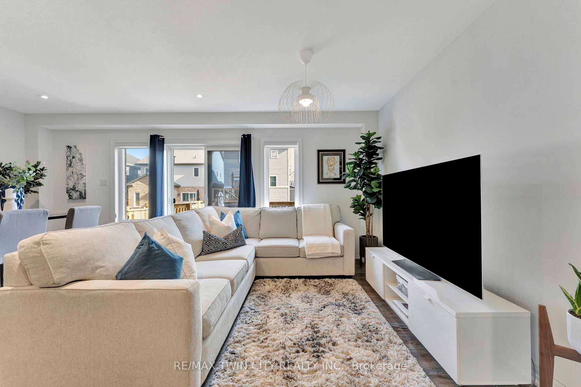Photo 9 of 38 Bawcutt Crescent, Brant, Paris — HOMEH