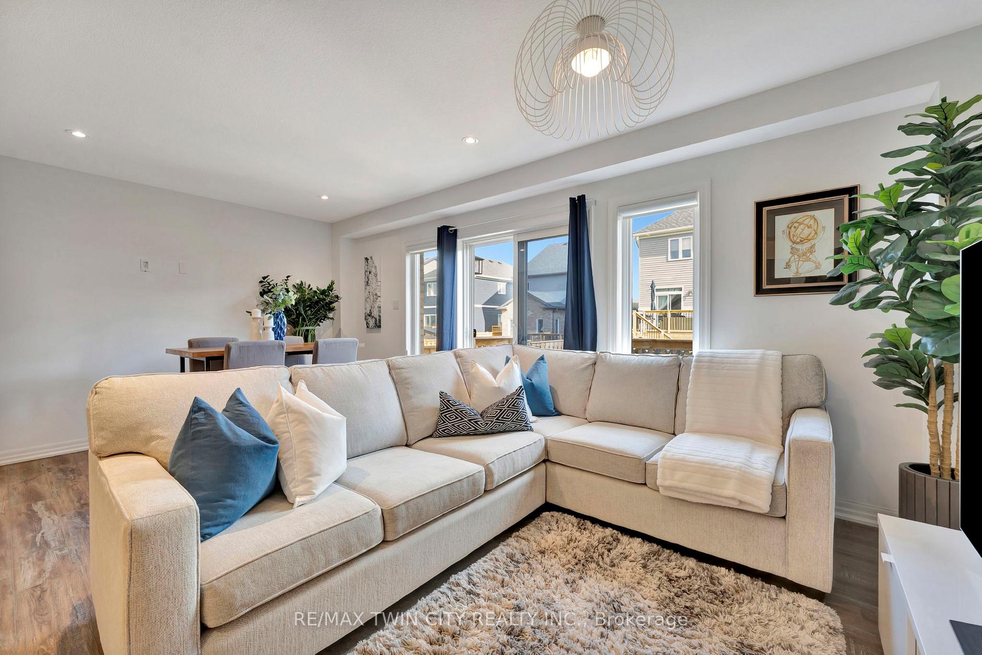Photo 10 of 38 Bawcutt Crescent, Brant, Paris — HOMEH