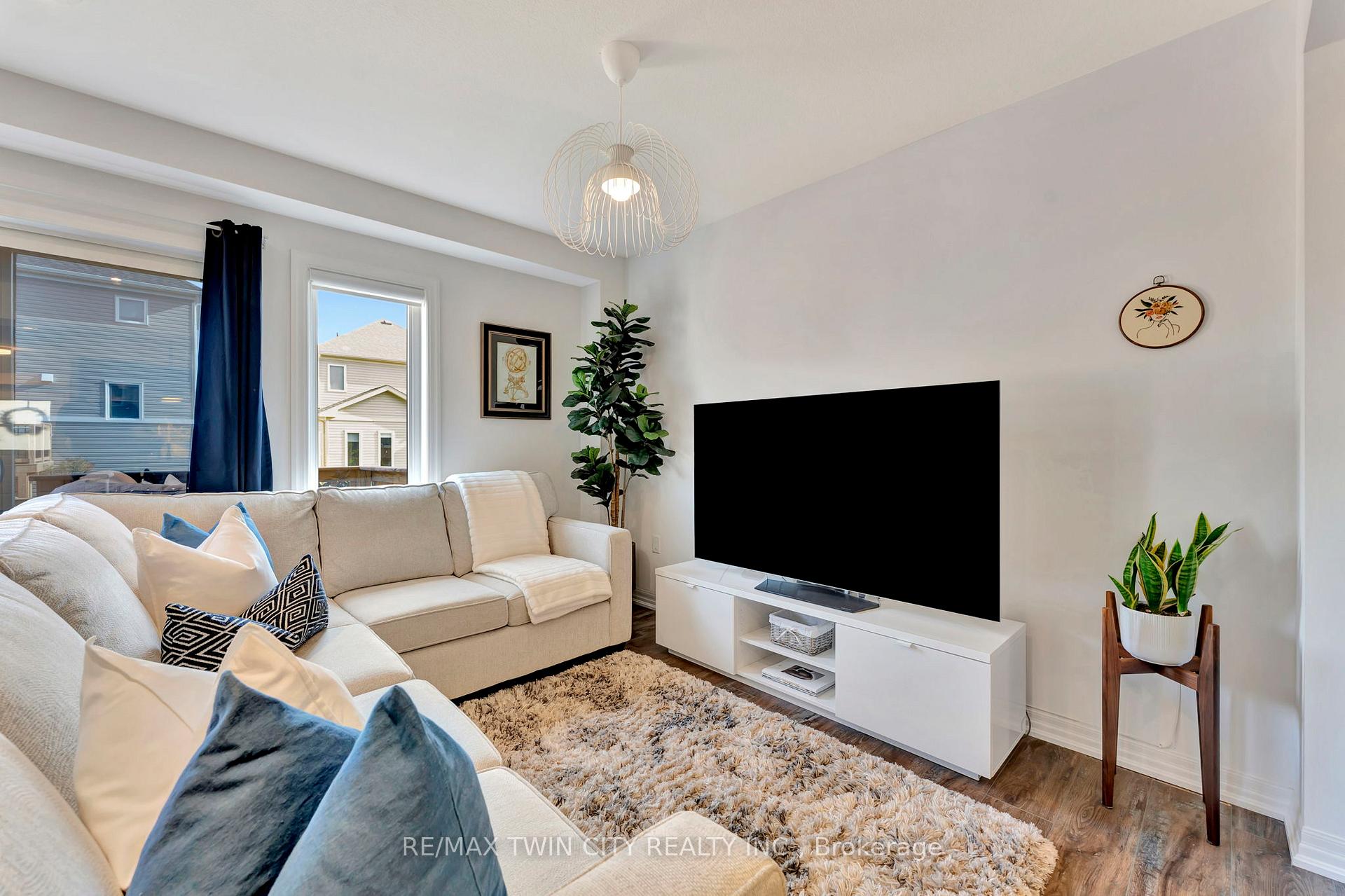 Photo 11 of 38 Bawcutt Crescent, Brant, Paris — HOMEH