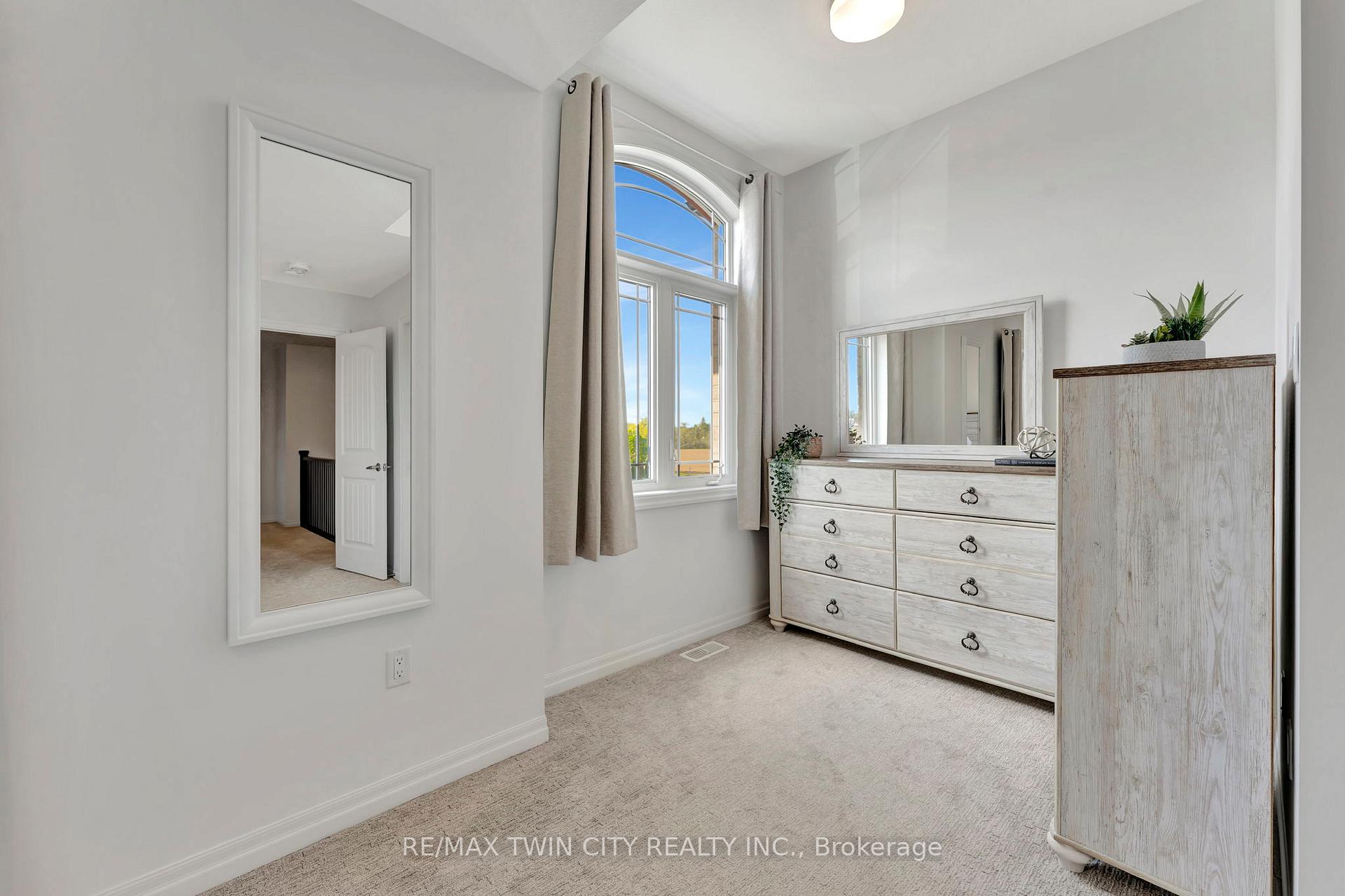 Photo 21 of 38 Bawcutt Crescent, Brant, Paris — HOMEH