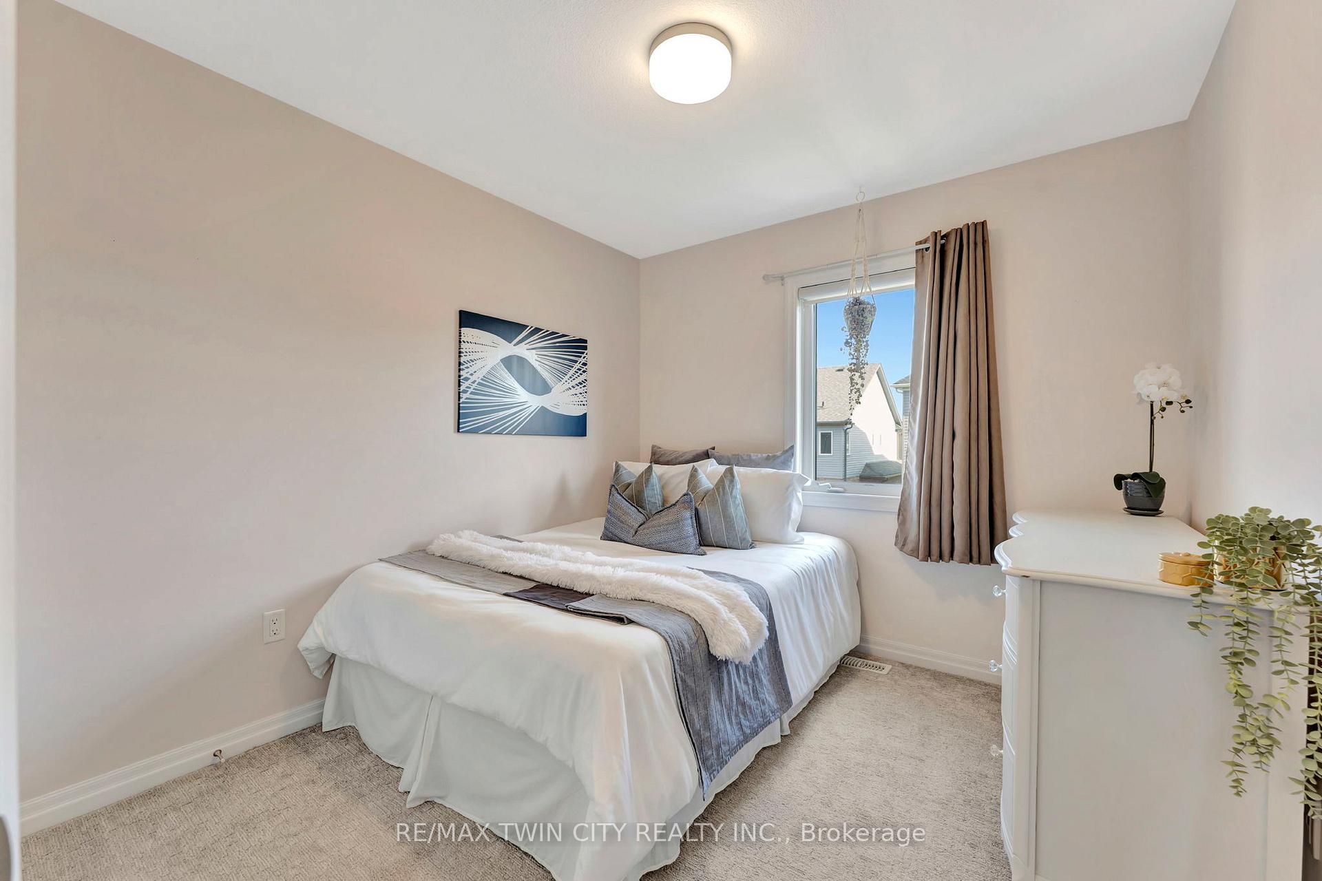 Photo 23 of 38 Bawcutt Crescent, Brant, Paris — HOMEH