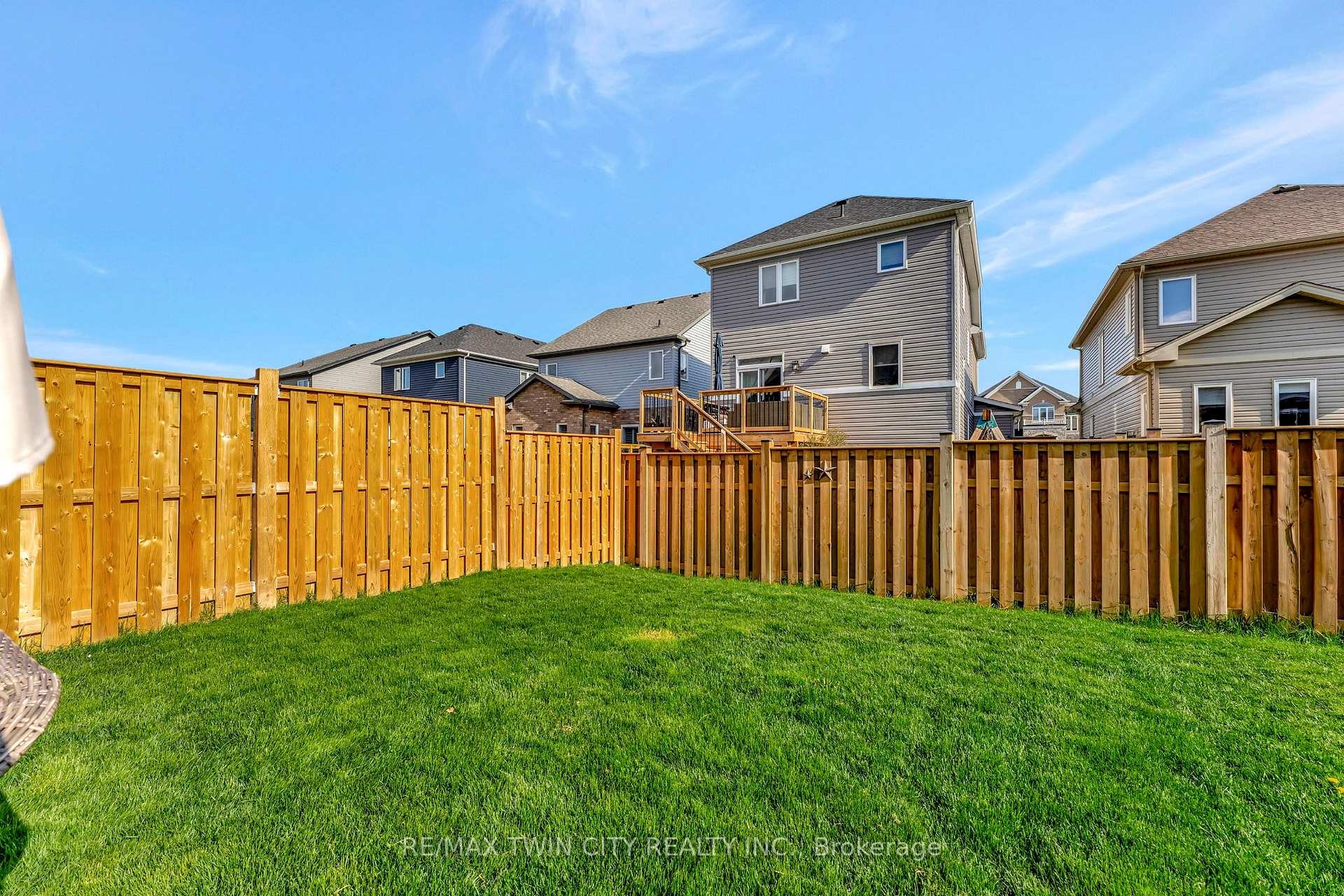 Photo 28 of 38 Bawcutt Crescent, Brant, Paris — HOMEH