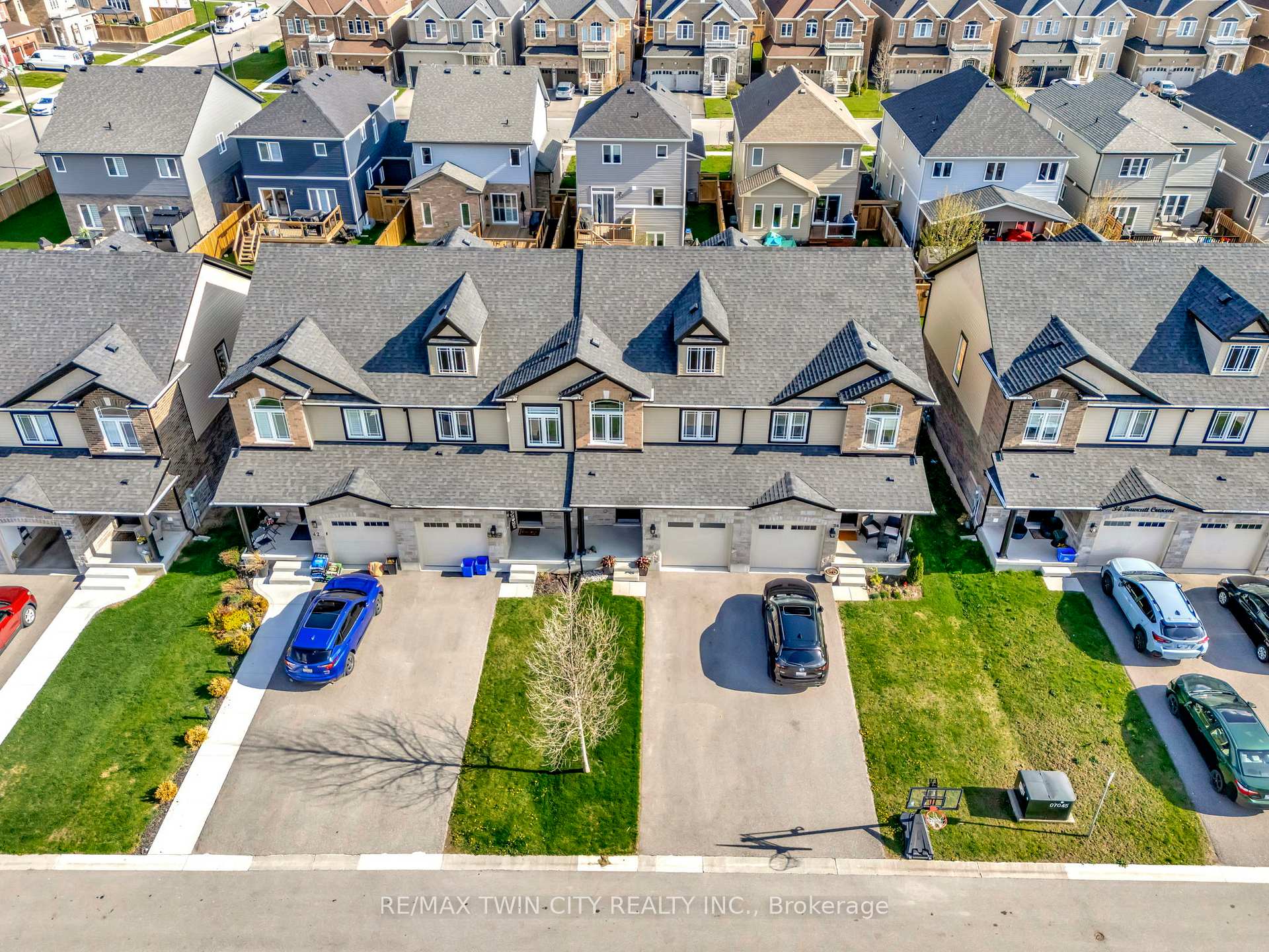 Photo 33 of 38 Bawcutt Crescent, Brant, Paris — HOMEH