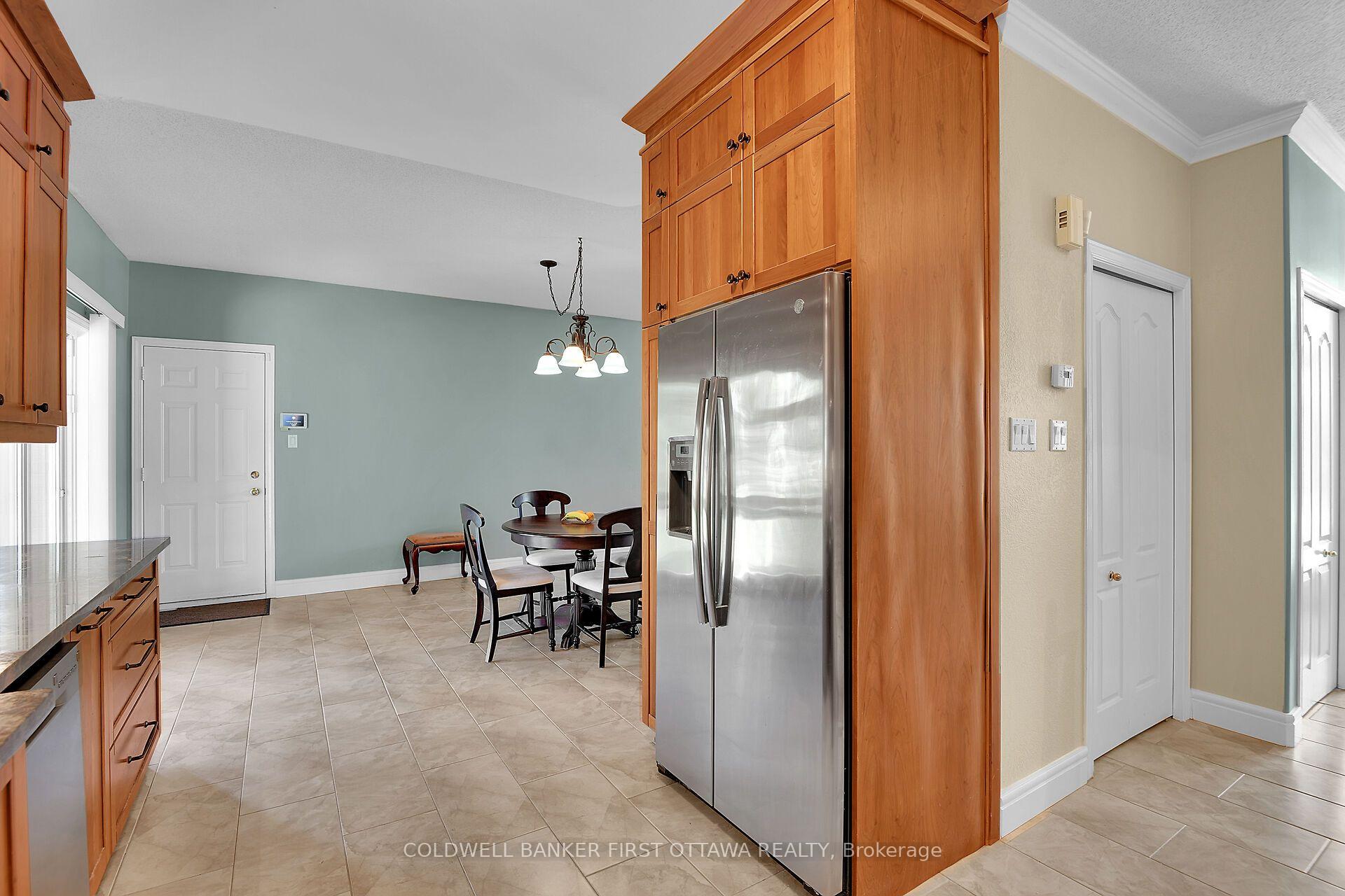 Photo 11 of 6983 Lakes Park Drive, Ottawa, Greely — HOMEH