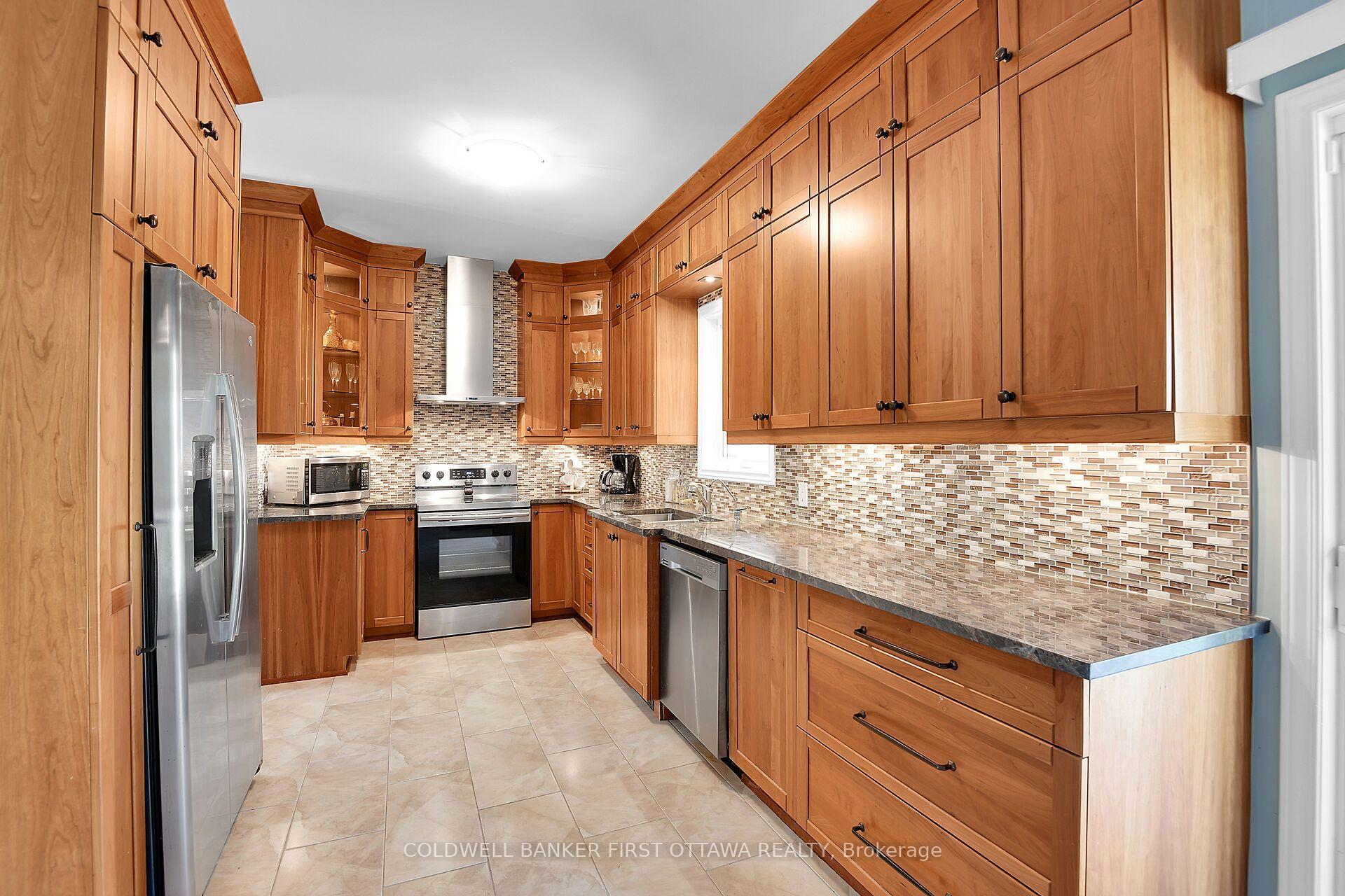 Photo 13 of 6983 Lakes Park Drive, Ottawa, Greely — HOMEH