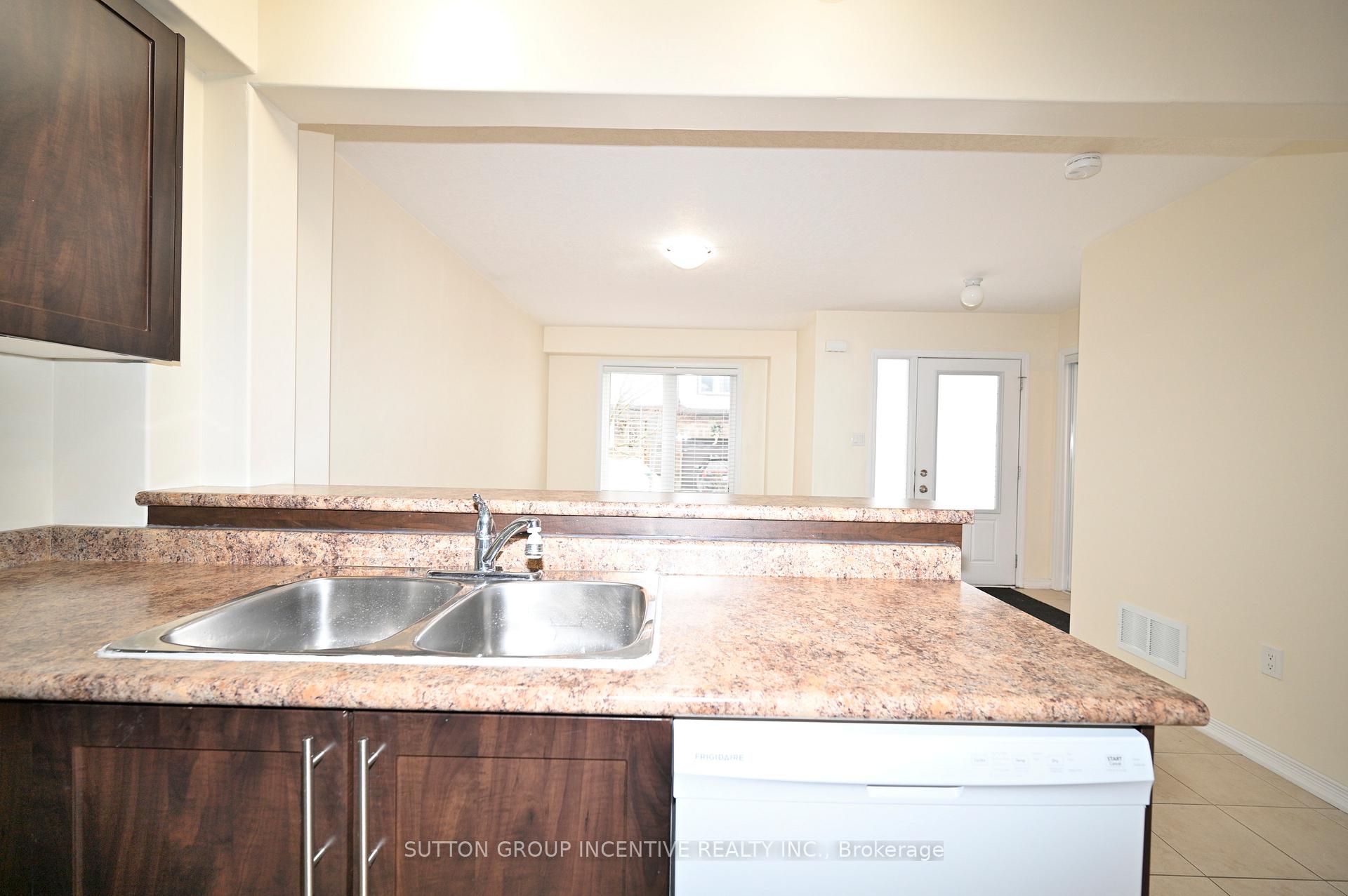 Photo 15 of Unit 29, 90 Sovereign'S Gate, Barrie, Innis-Shore — HOMEH