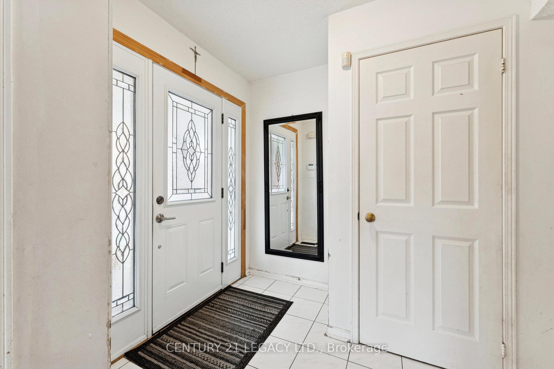 Photo 3 of 71 Townley Crescent, Brampton, Heart Lake West — HOMEH