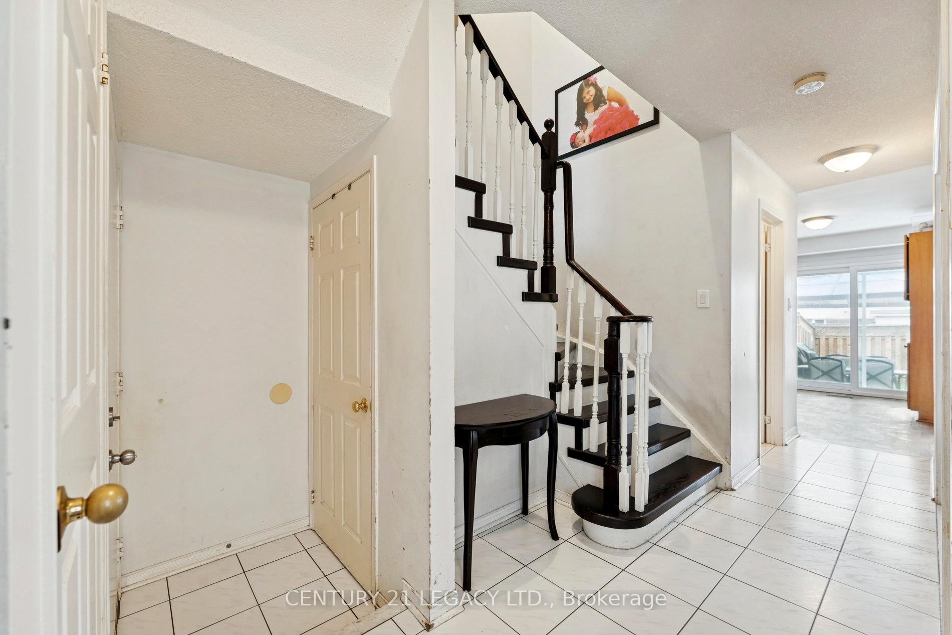 Photo 4 of 71 Townley Crescent, Brampton, Heart Lake West — HOMEH