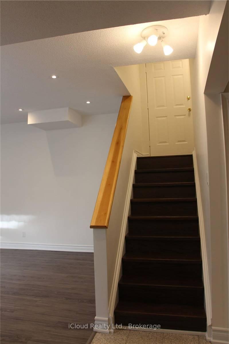 Photo 2 of 1449 Ithaca Court, Mississauga, Clarkson — HOMEH