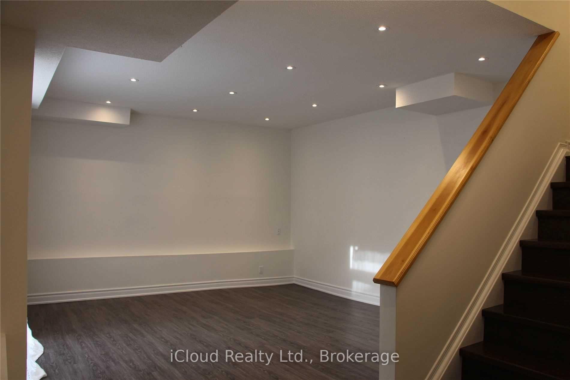 Photo 3 of 1449 Ithaca Court, Mississauga, Clarkson — HOMEH