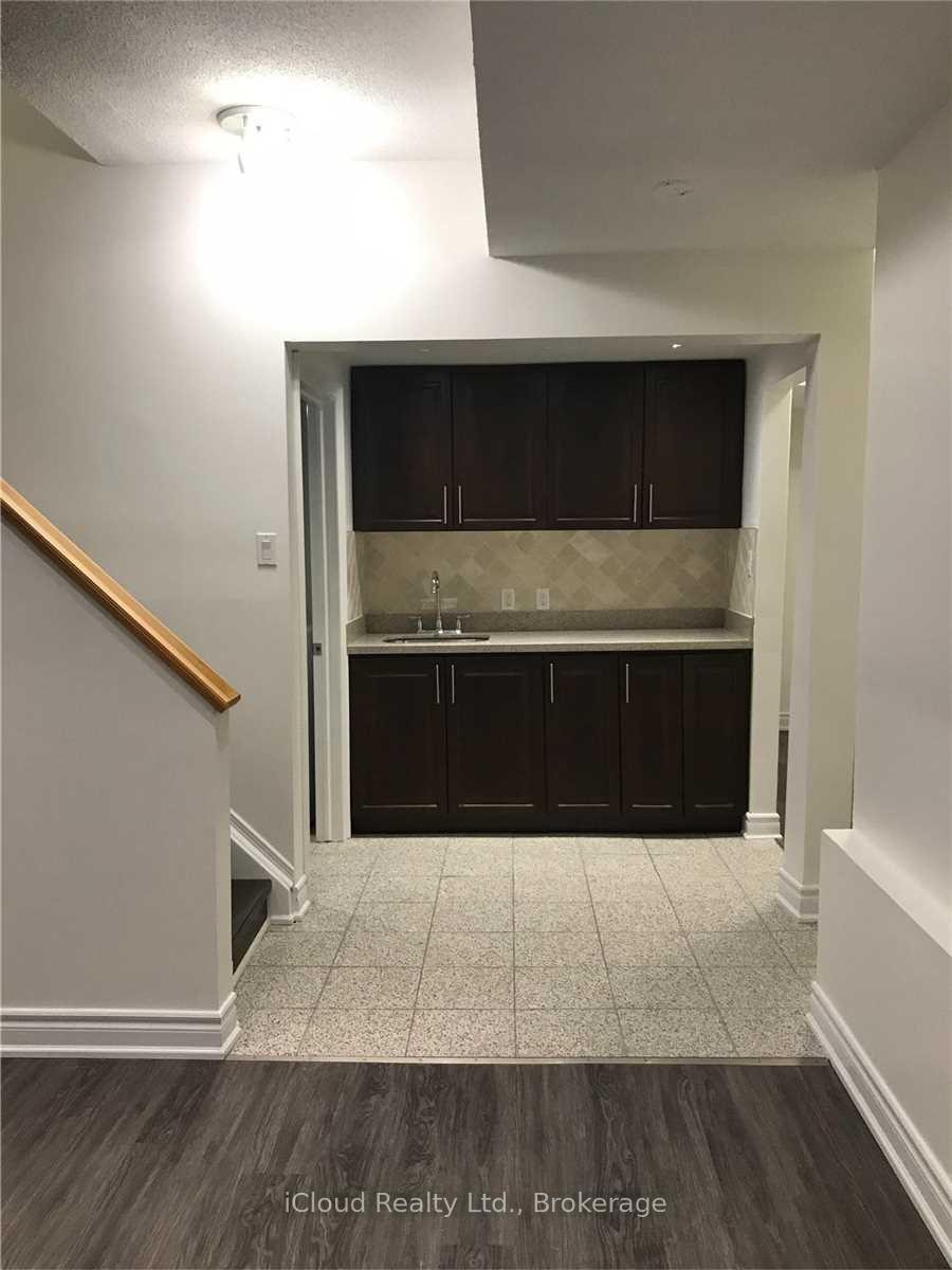 Photo 5 of 1449 Ithaca Court, Mississauga, Clarkson — HOMEH