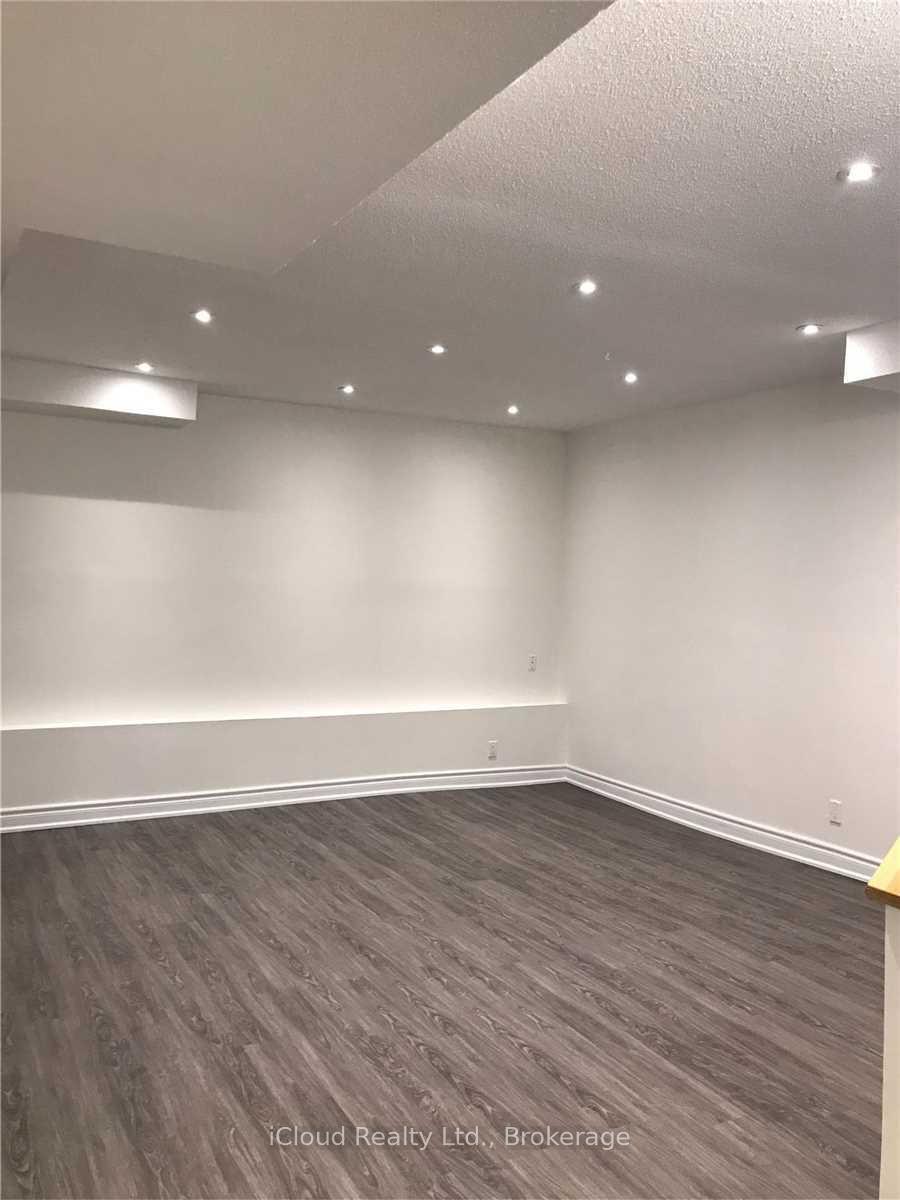 Photo 10 of 1449 Ithaca Court, Mississauga, Clarkson — HOMEH