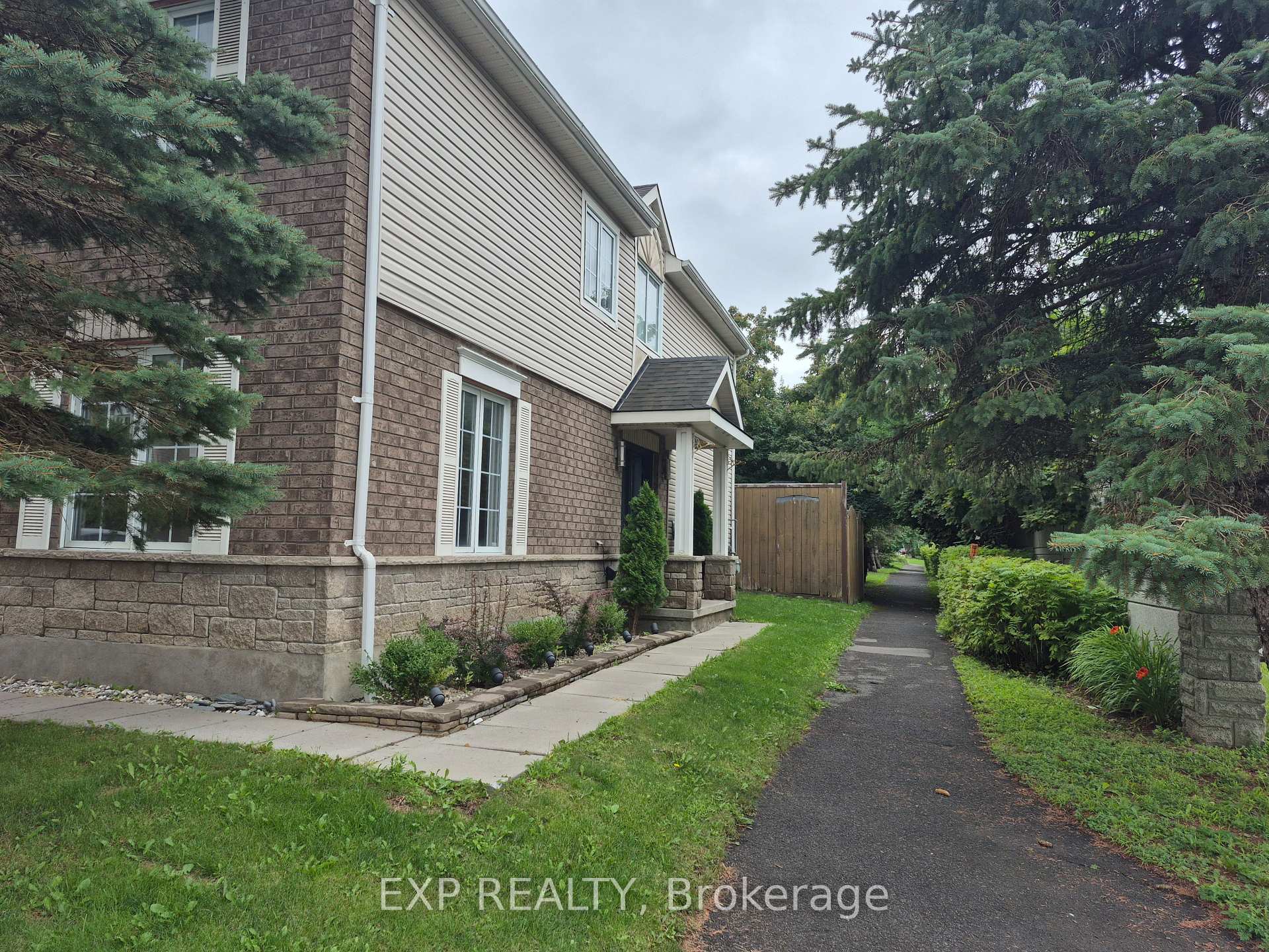 Photo 3 of 2 Maple Park Private, Ottawa, Upper Hunt Club — HOMEH
