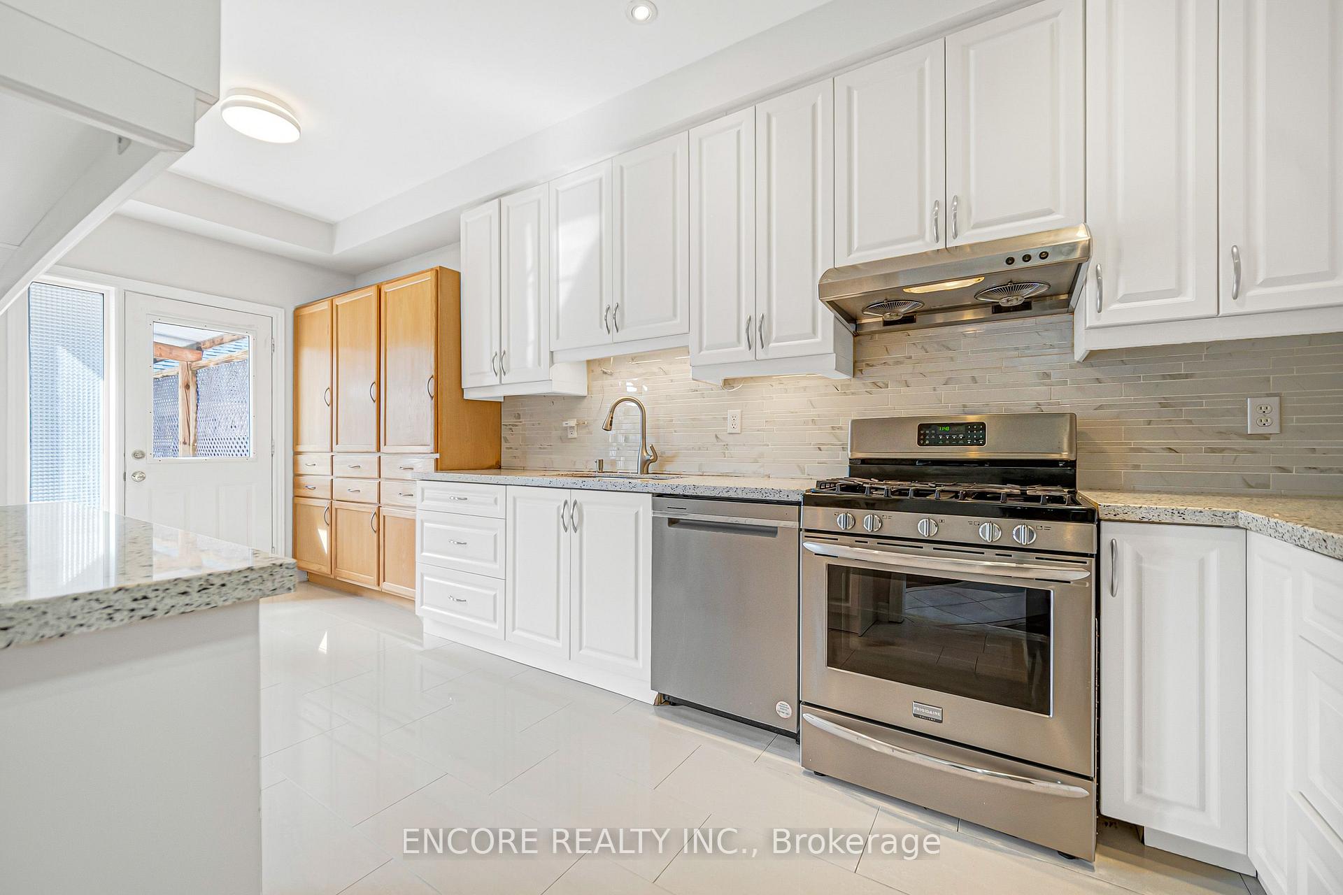 Photo 12 of 34 John Gary Drive, Markham, Village Green-South Unionville — HOMEH