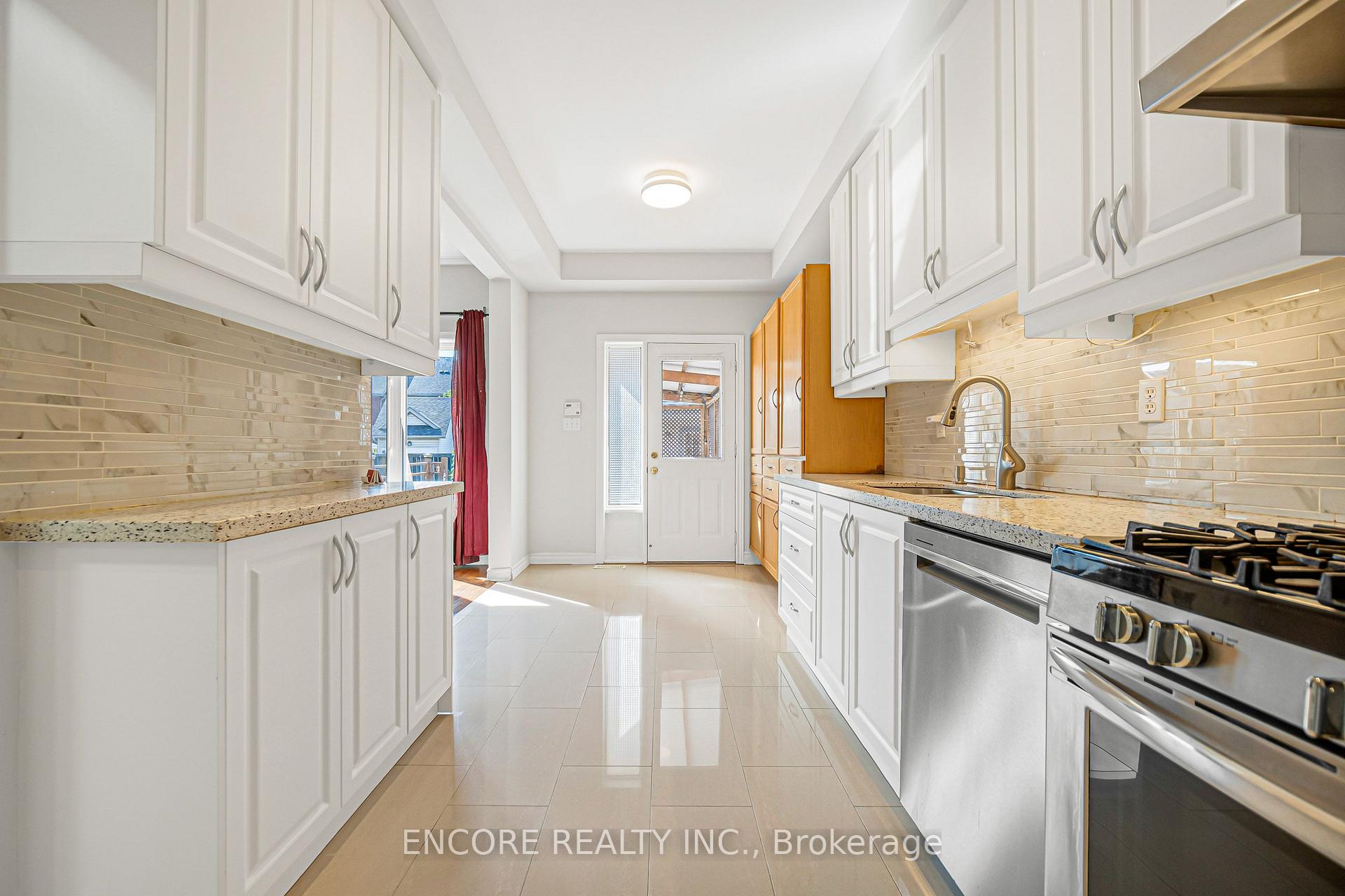 Photo 13 of 34 John Gary Drive, Markham, Village Green-South Unionville — HOMEH