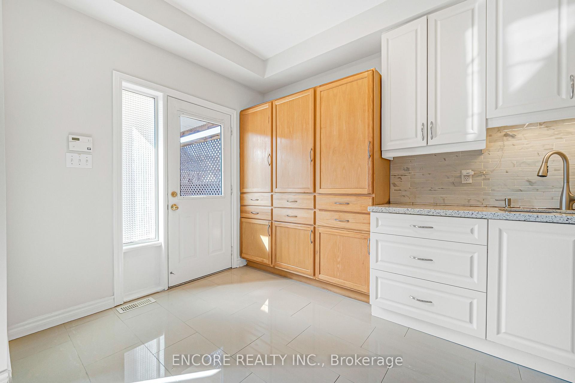 Photo 18 of 34 John Gary Drive, Markham, Village Green-South Unionville — HOMEH