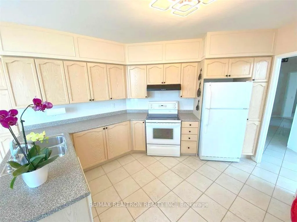 Photo 10 of Unit Ph101, 5 Emerald Lane, Vaughan, Crestwood-Springfarm-Yorkhill — HOMEH