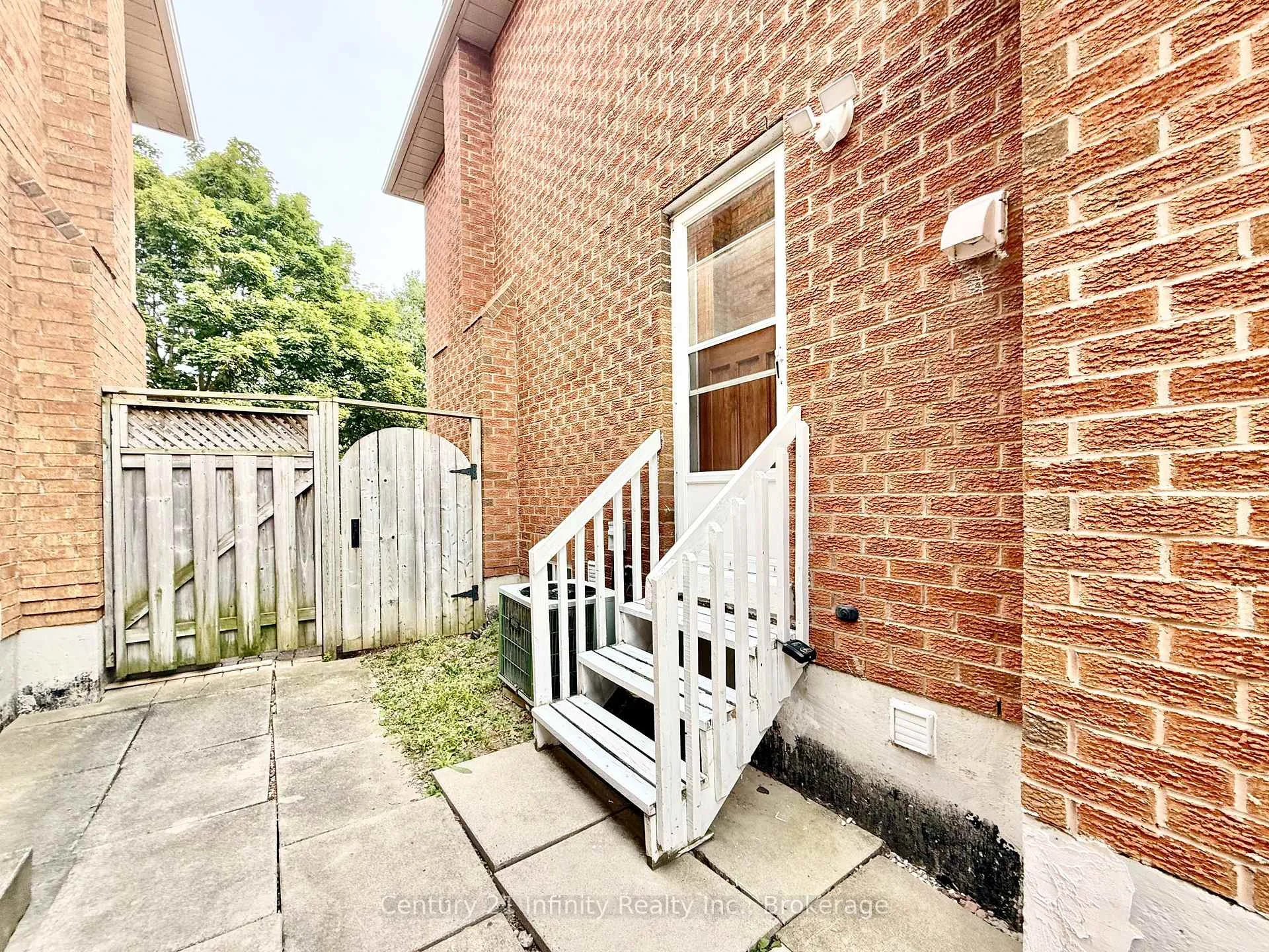 Photo 17 of 11 Meadowglen Drive, Whitby, Pringle Creek — HOMEH