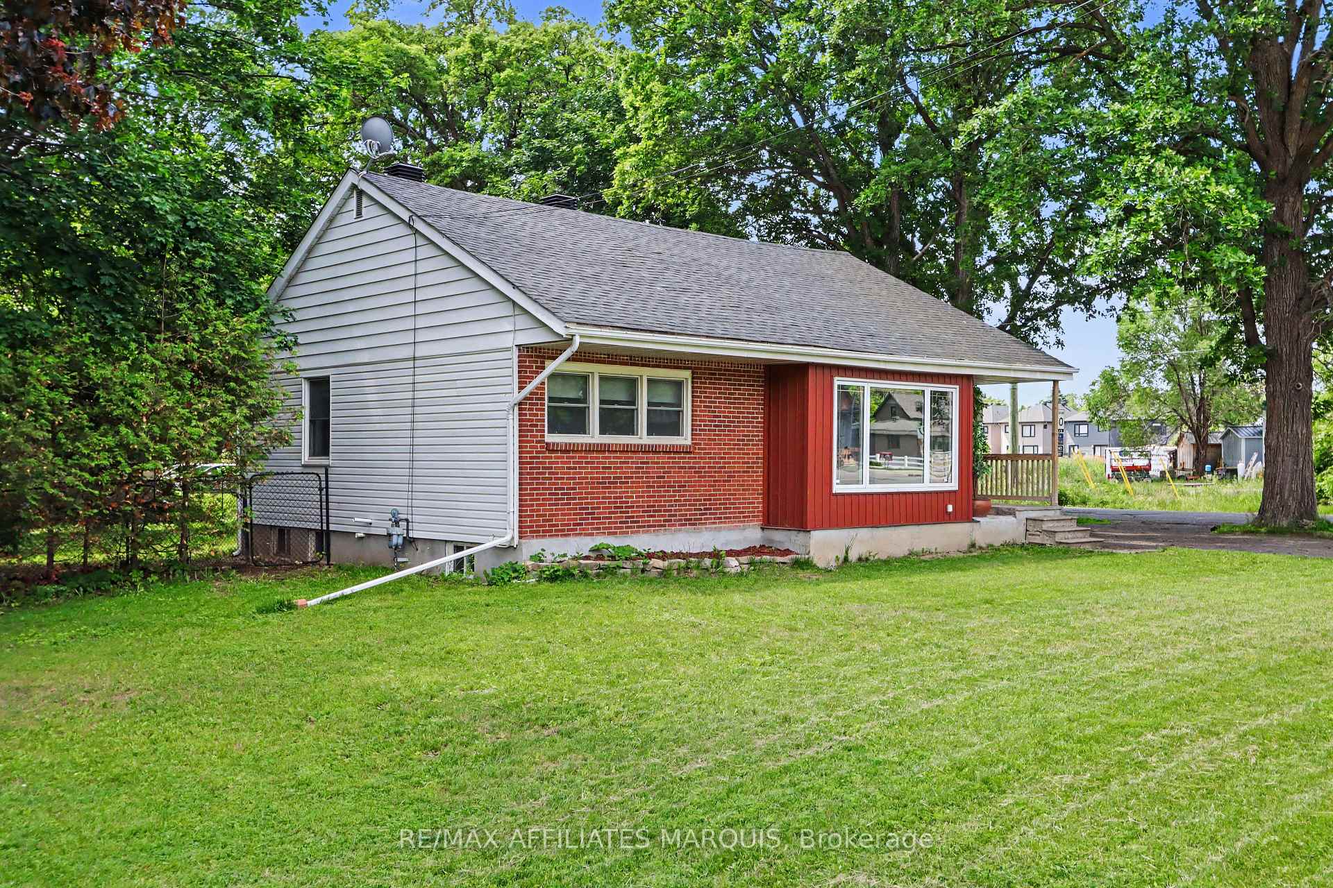 Photo 3 of 6036 Perth Street, Ottawa, Richmond — HOMEH