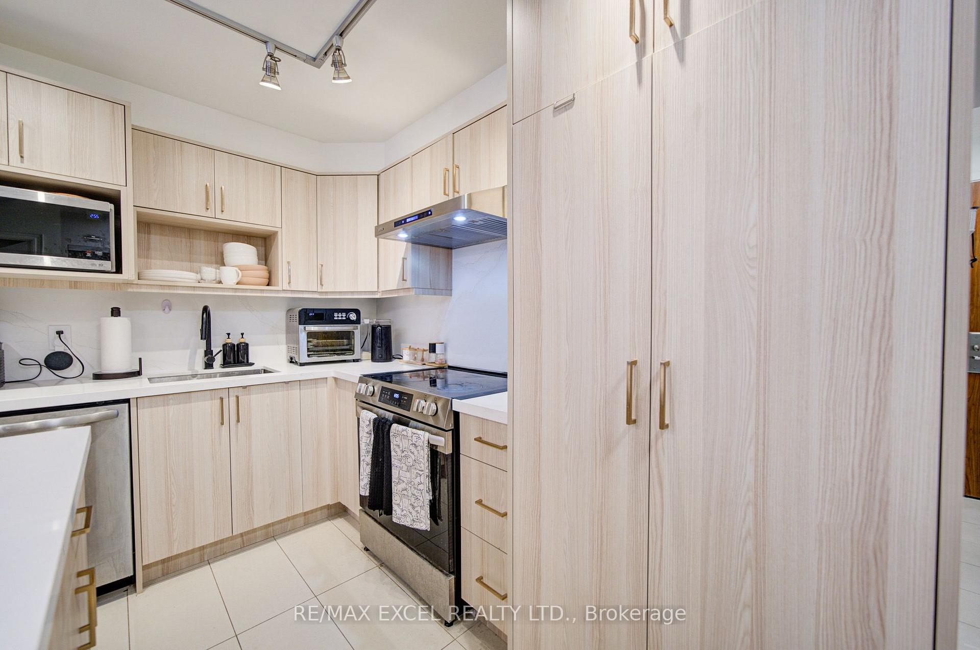 Photo 18 of Unit 202, 37 Galleria Parkway, Markham, Commerce Valley — HOMEH